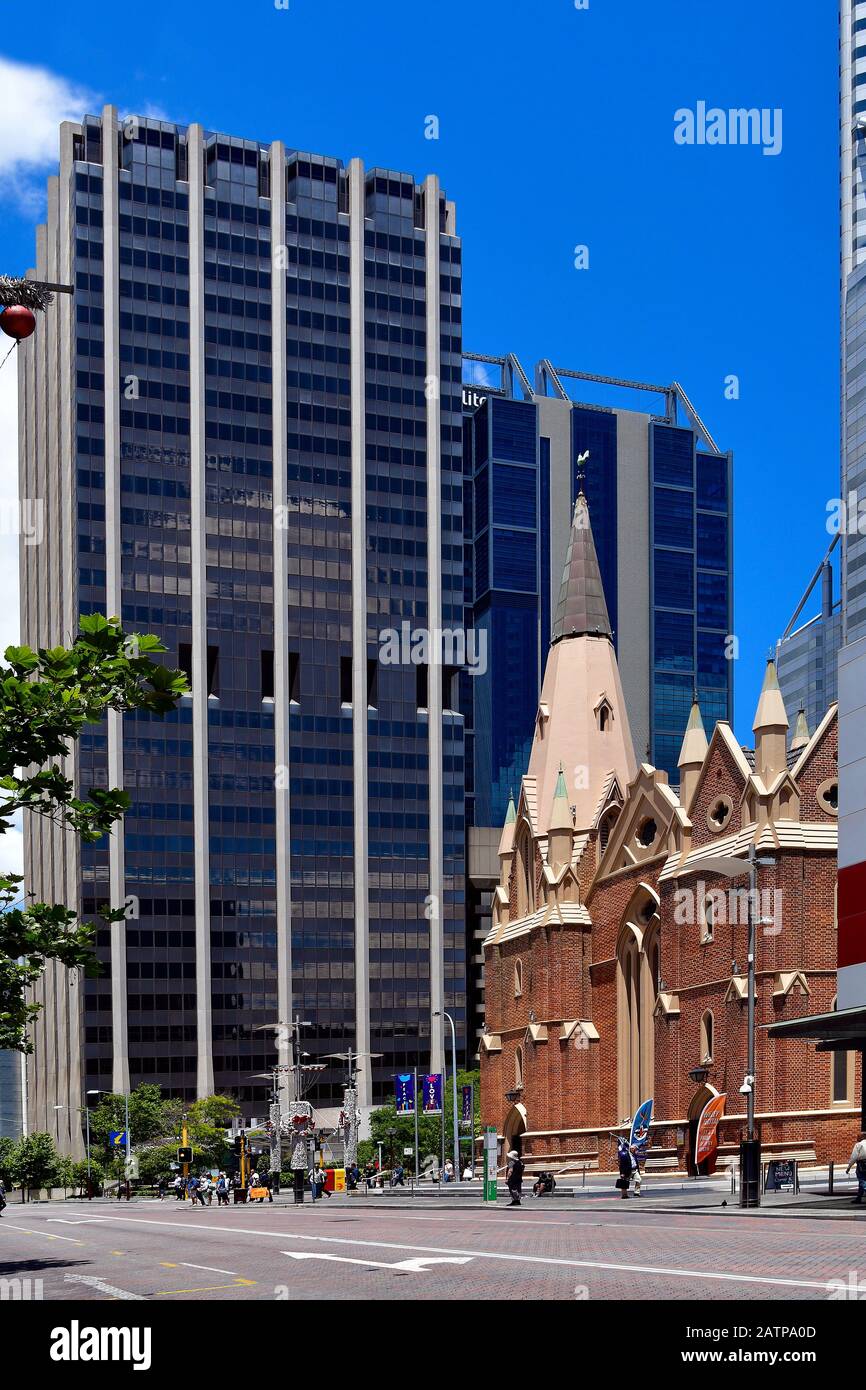 Perth, WA, Australie - 30 novembre 2017: Décoration de Noël devant l'église Wesley Uniting et le bâtiment de bureaux dans la capitale de l'Australie occidentale Banque D'Images