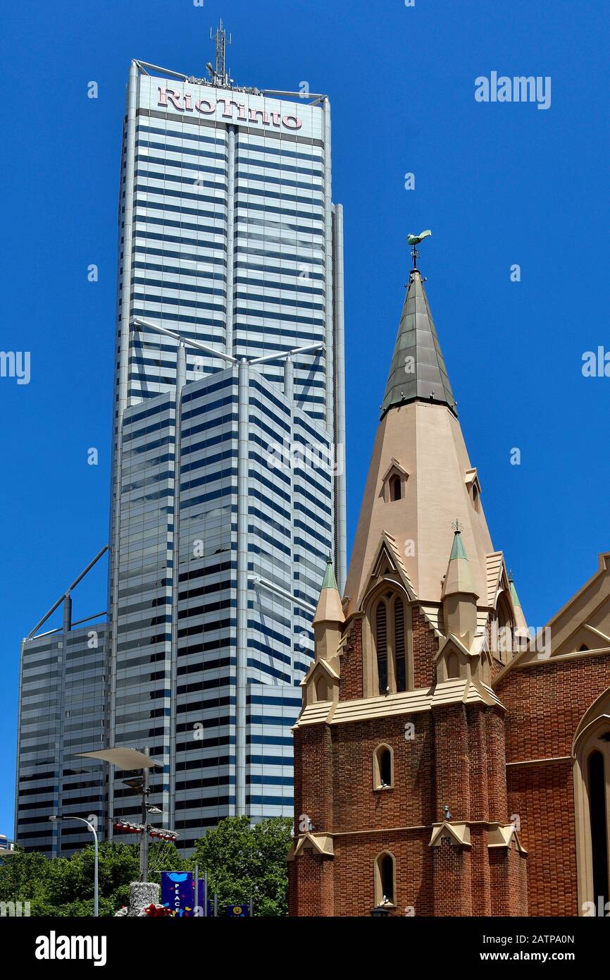 Perth, WA, Australie - 30 novembre 2017 : gratte-ciel et Wesley Uniting churchin, la capitale de l'Australie occidentale Banque D'Images
