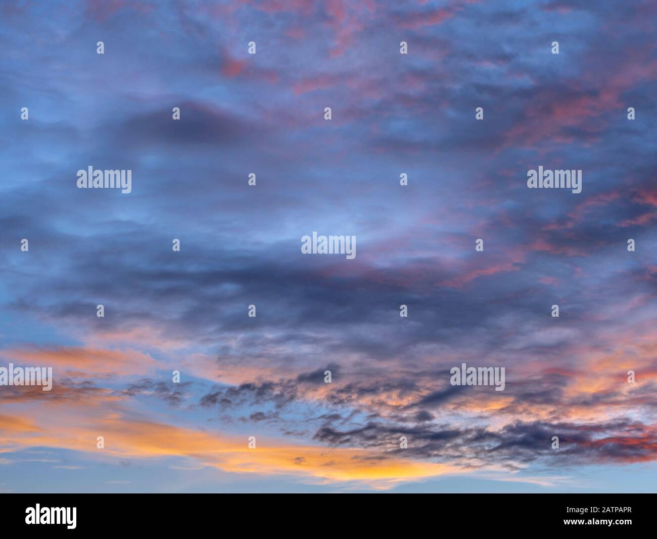 Ciel nuageux, nuages dans le ciel du soir, Bavière, Allemagne, Europe Banque D'Images