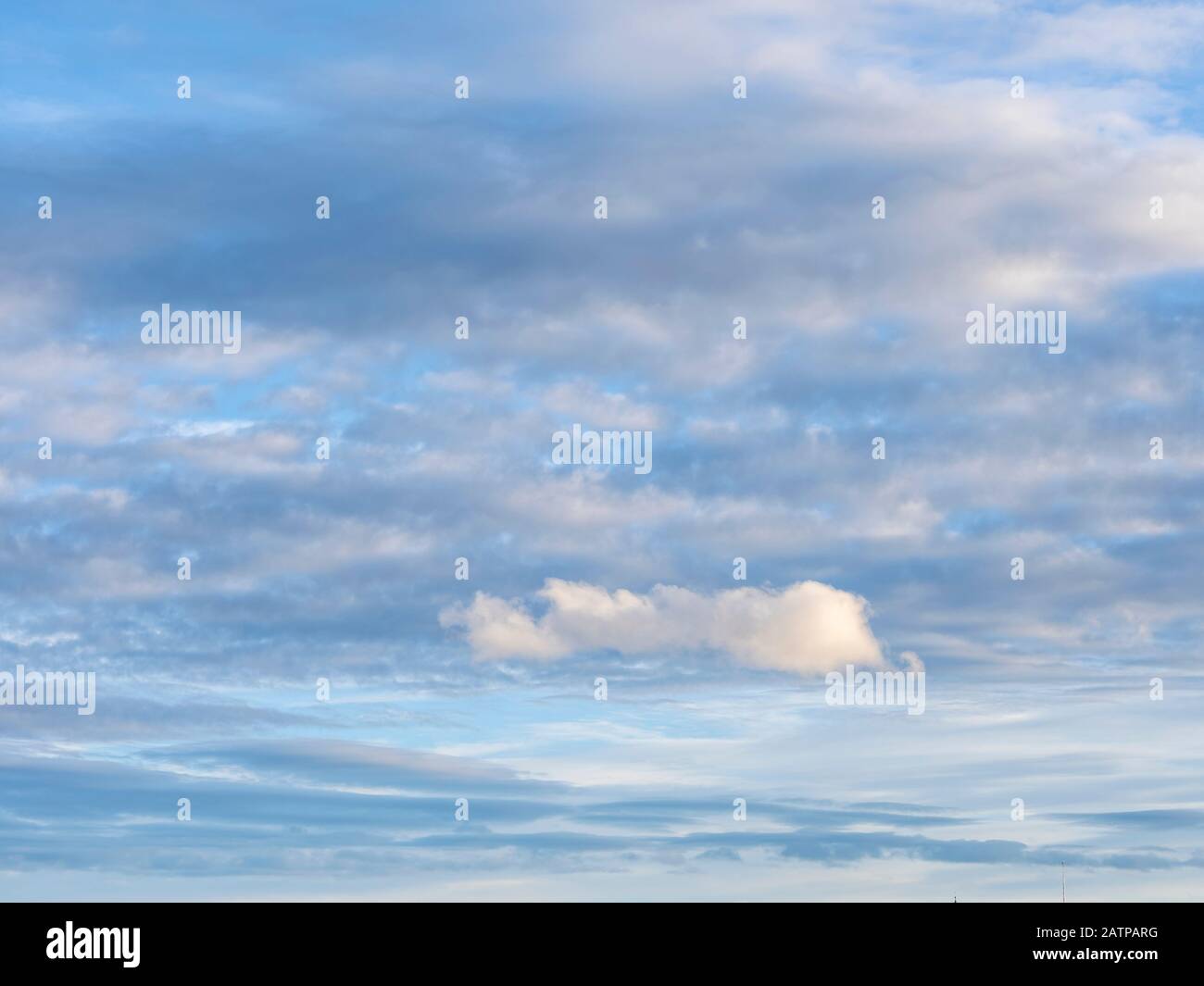Ciel nuageux, nuages dans le ciel bleu, Bavière, Allemagne, Europe Banque D'Images