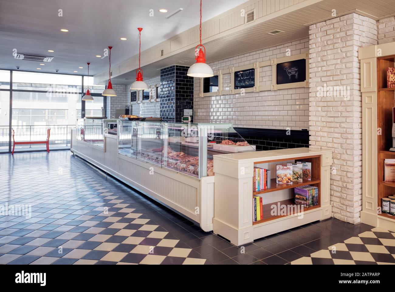 Ankara, Turquie - décembre 2016 : intérieur d'une boutique moderne de boucher à Ankara, Turquie Banque D'Images