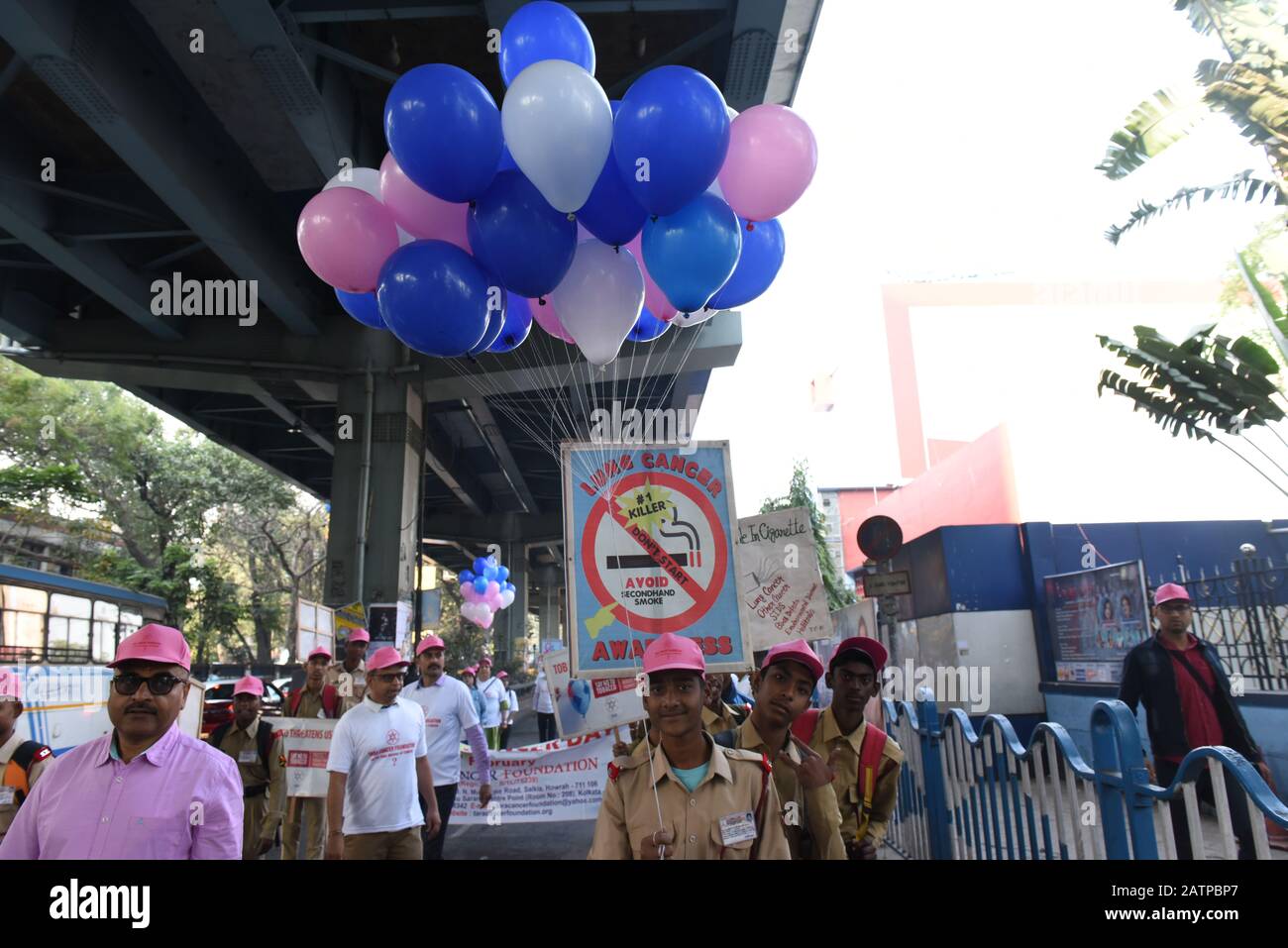 Journée mondiale du cancer un rassemblement de sensibilisation organisé par une organisation de protection sociale à Kolkata. Un effigie a été fait à l'aide d'éléments qui aident à l'édification du cancer de la bouche. (Photo De Sukhomoy Sen/Pacific Press) Banque D'Images