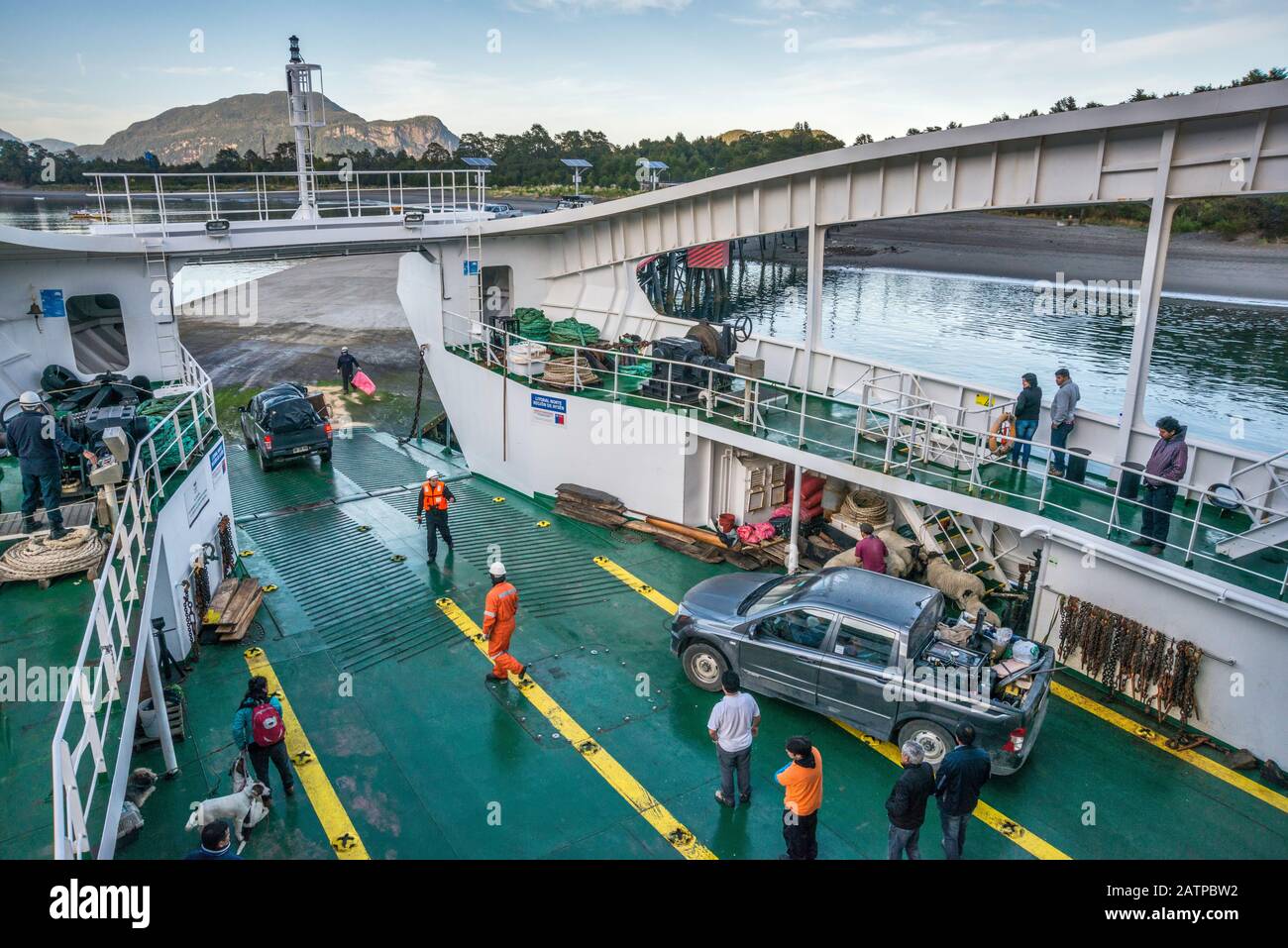 Les voitures qui partent du ferry de Quelat, avec le pont-levis abaissé à la rampe au terminus, Puerto Raul Marin Balamaceda, région d'Aysen, Patagonia, Chili Banque D'Images