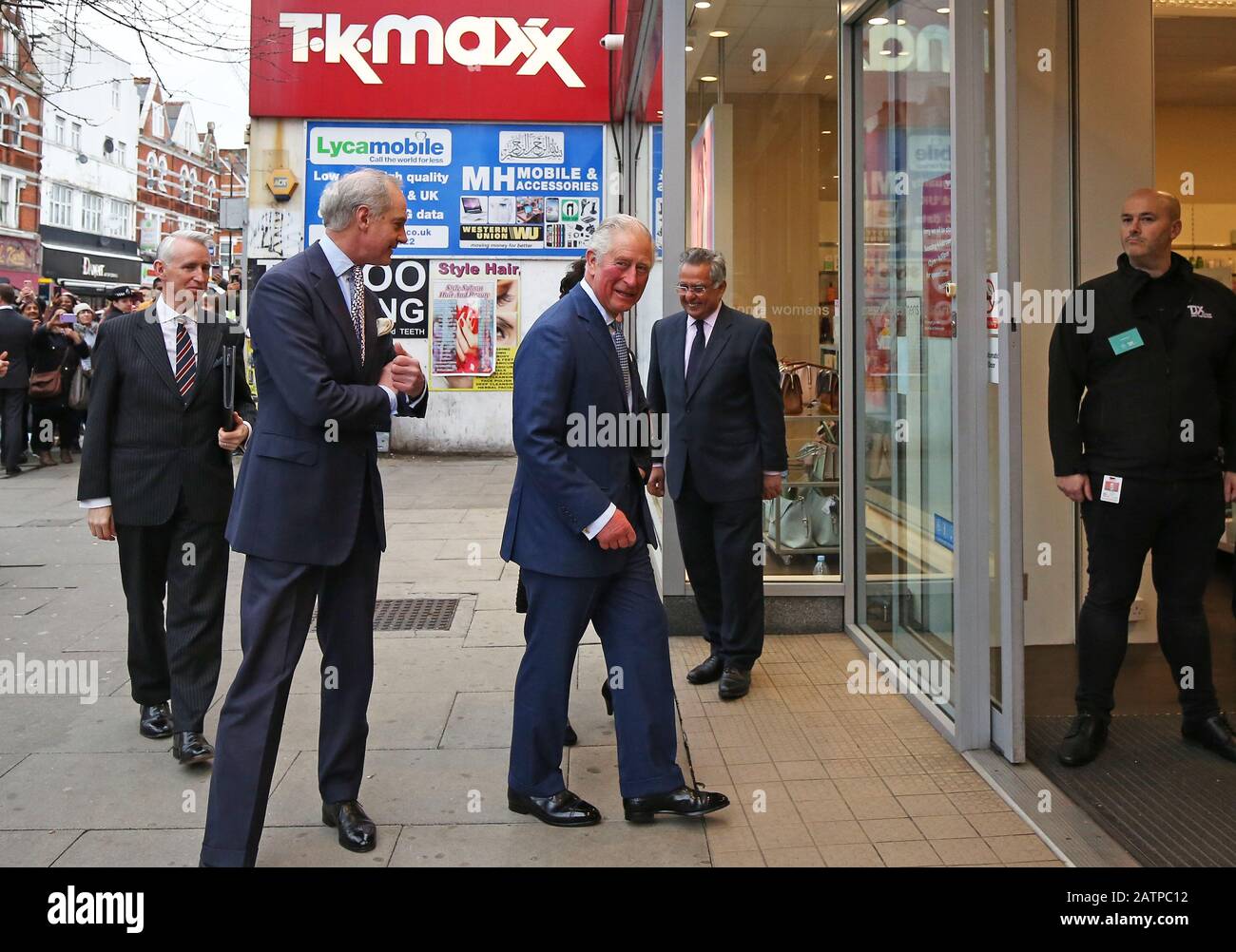 Le Prince de Galles arrive dans un magasin TK Maxx de Tooting High Street, à Londres, où il doit rencontrer des employés qui sont des anciens de Prince's Trust au magasin. Banque D'Images