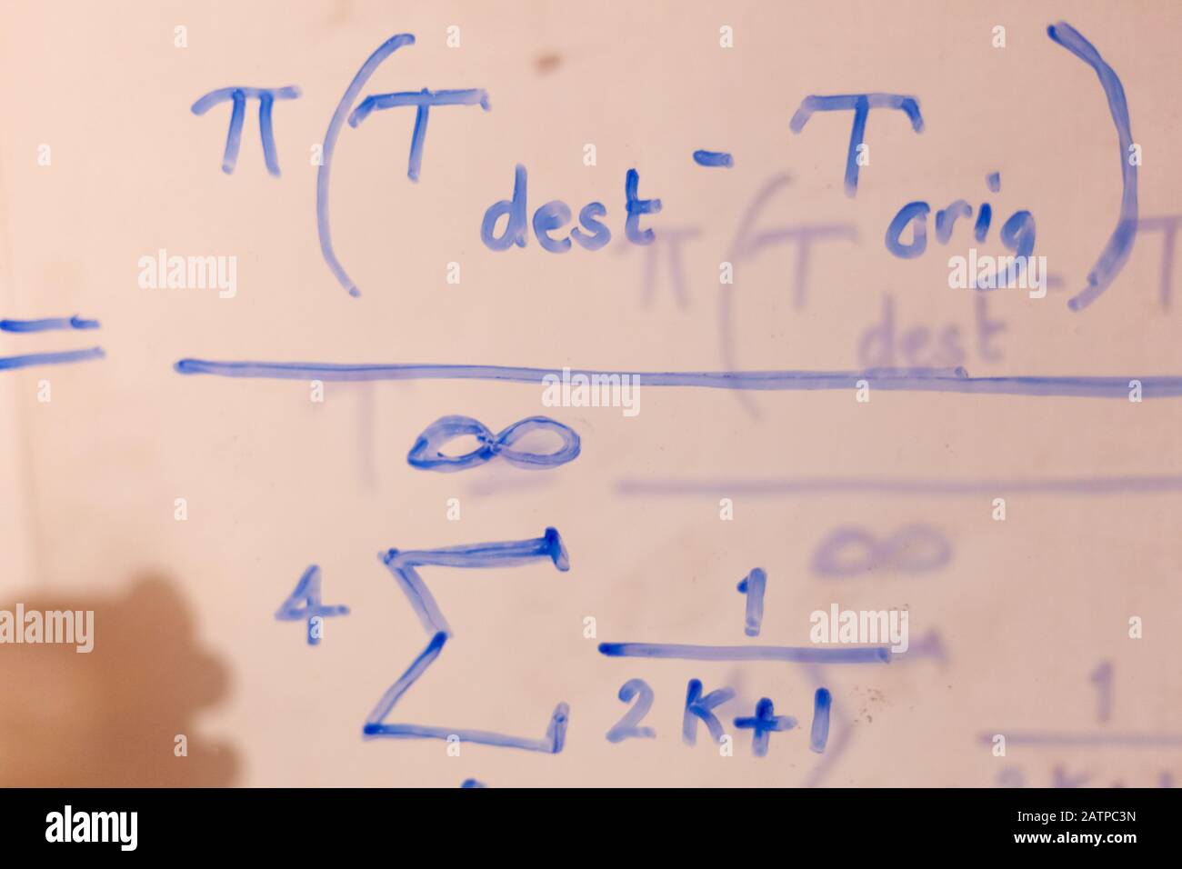 Science physique - Time Travel équation écrite sur le verre. Banque D'Images