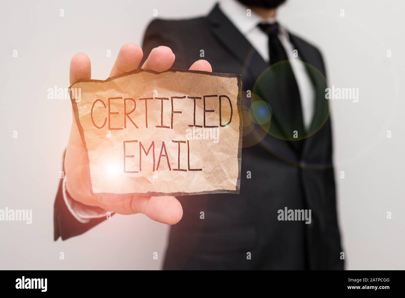 Panneau texte indiquant l'e-mail certifié. E-mail de photo d'entreprise dont l'envoi est certifié par un professionnel neutre tiers Homme porter officiel costume offic Banque D'Images