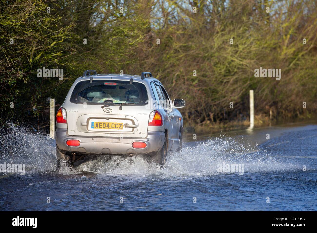 La photo du 27 janvier montre un véhicule roulant sur l'A1101 partiellement inondé à la frontière Cambridgeshire/Norfolk. L'eau inondée le long d'un tronçon de route notoire à Welney, à la frontière Cambridgeshire/Norfolk, a disparu, révélant aujourd'hui QUATRE voitures tordées incroyables (LUN). Les automobilistes ont tous été pris par le long et sinueux tronçon de route, qui a été inondé pendant deux mois. Quatre personnes ont dû être sauvées de l'une des voitures par des pompiers après qu'il a été pris à Welney Wash le 18 janvier. Les voitures abandonnées, qui ont toutes été victimes de la route inondée, seront en mesure d'être Banque D'Images