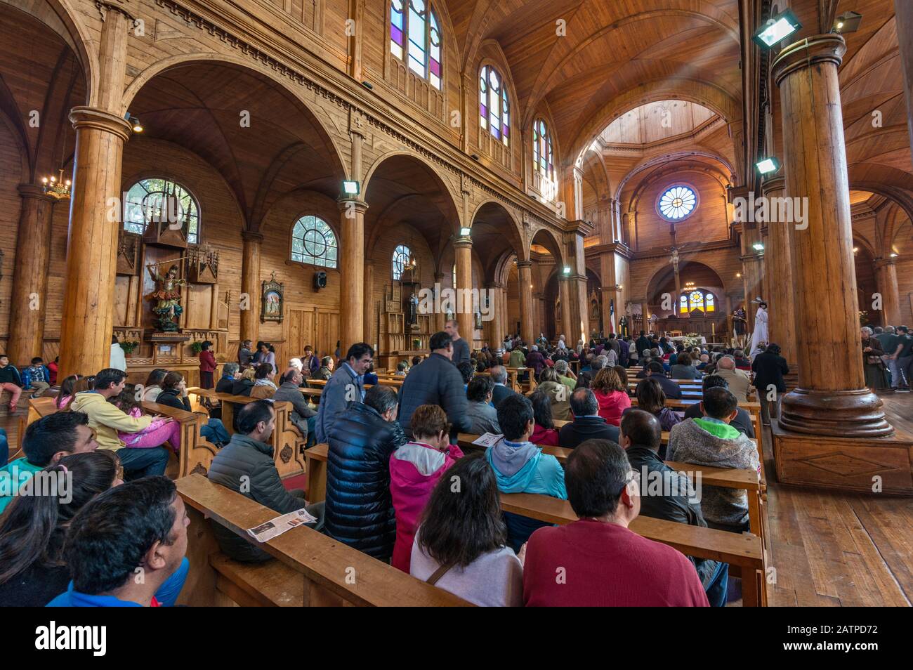 Churchgoers à la messe de Pâques à Iglesia San Francisco, église en bois à Castro, Isla Grande de Chiloe, région de Los Lagos, Patagonia, Chili Banque D'Images