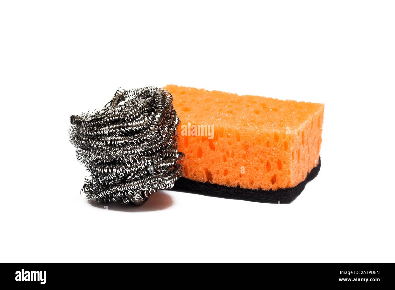 Lavette métallique et éponge orange pour laver la vaisselle, isolée Photo  Stock - Alamy