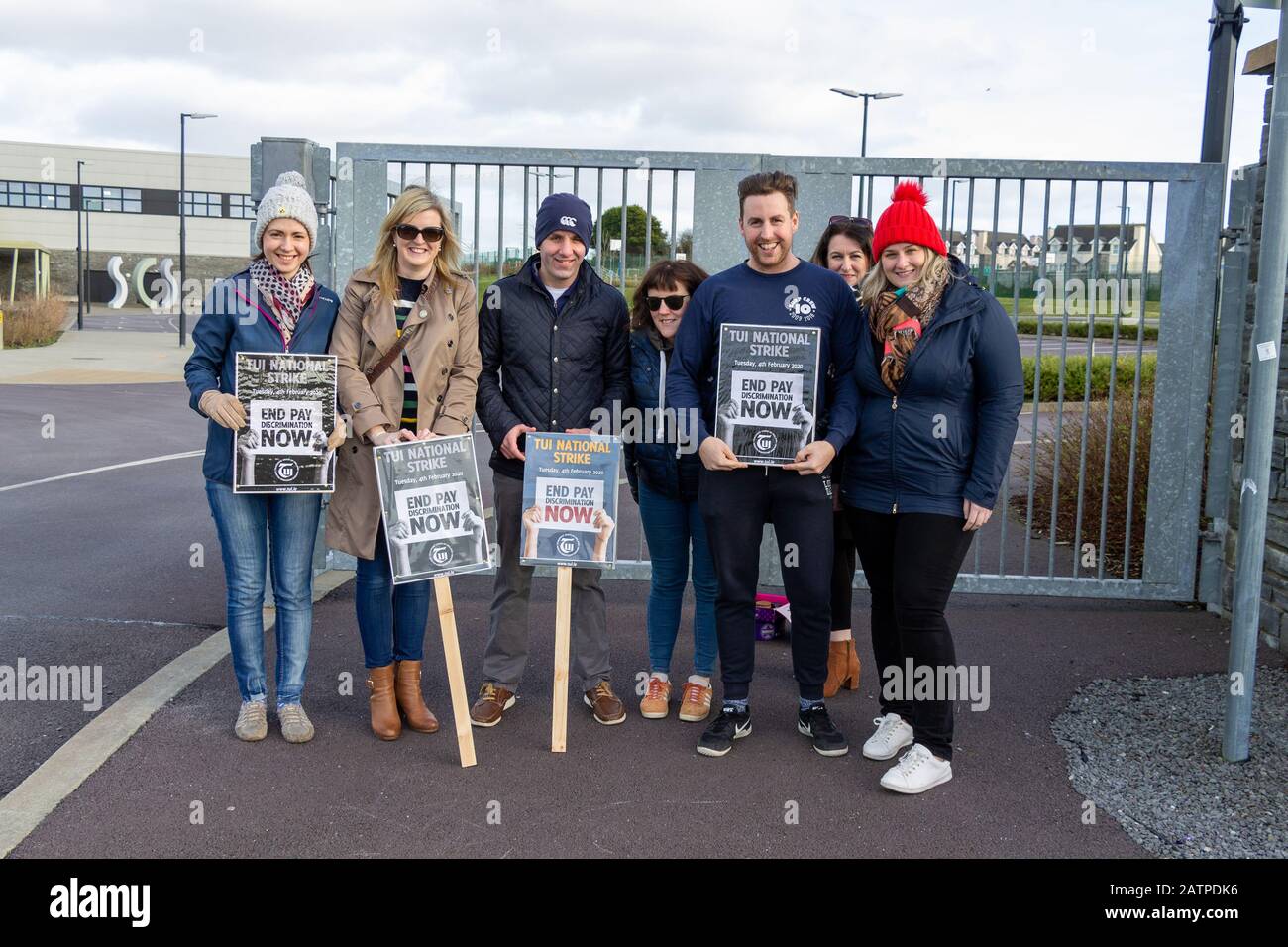 Skibbereen, West Cork, Irlande, 04 Février 2020. Les enseignants en grève ont formé une ligne de piquetage à l’extérieur de l’école communautaire de Skibbereen dans le cadre de la journée nationale d’action de l’enseignant. Crédit Aphperspective / Alay Live News Banque D'Images