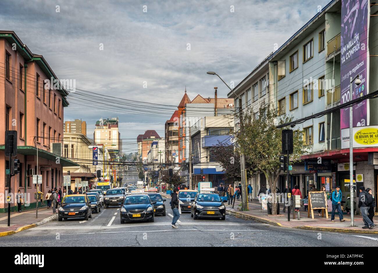 Urmeneta, rue au centre de Puerto Montt, lignes électriques aériennes, région de Los Lagos, Patagonia, Chili Banque D'Images