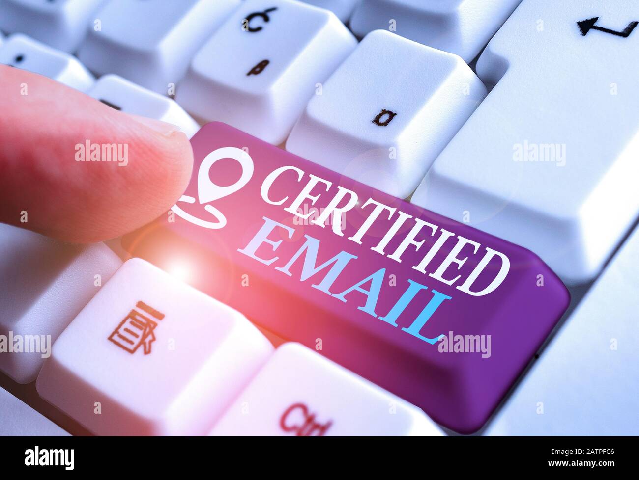 E-Mail Certifié Pour L'Écriture Manuscrite. E-mail photo conceptuel dont l'envoi est certifié par un tiers neutre Banque D'Images