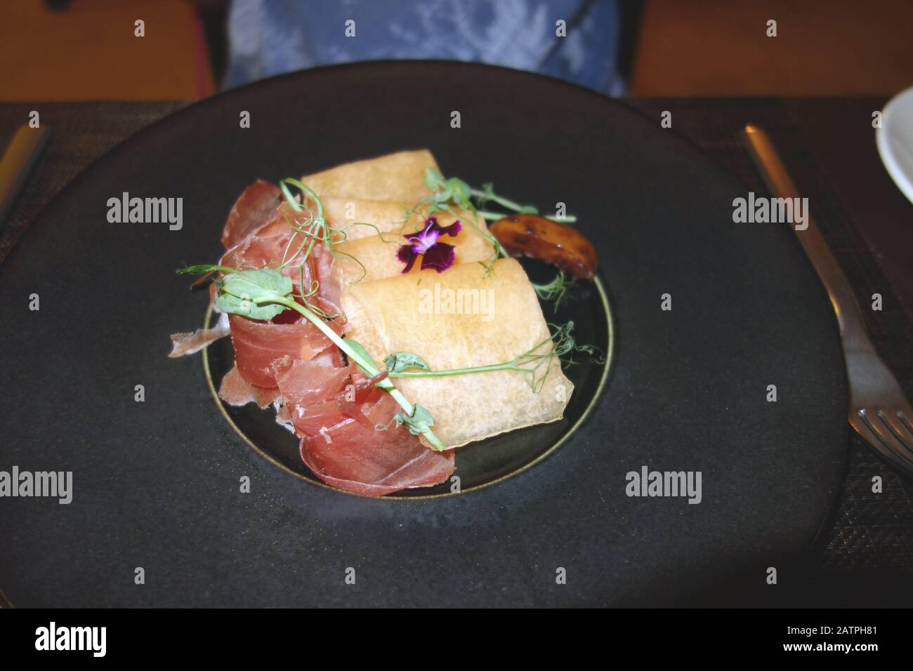 Jambon De Parme En Tranches Fines (Prosciutto) Et Entrée De Cantaloup Melon Au Restaurant Italien De Sienne, Azul Beach Resort Hotel. Puerto Morelos. Riviera Maya. Banque D'Images