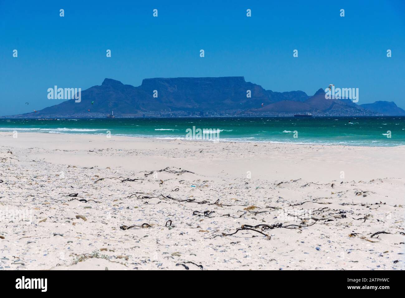Table Mountain et Table Bay prises de la plage de Bloubergstrand, le Cap, Afrique du Sud Banque D'Images
