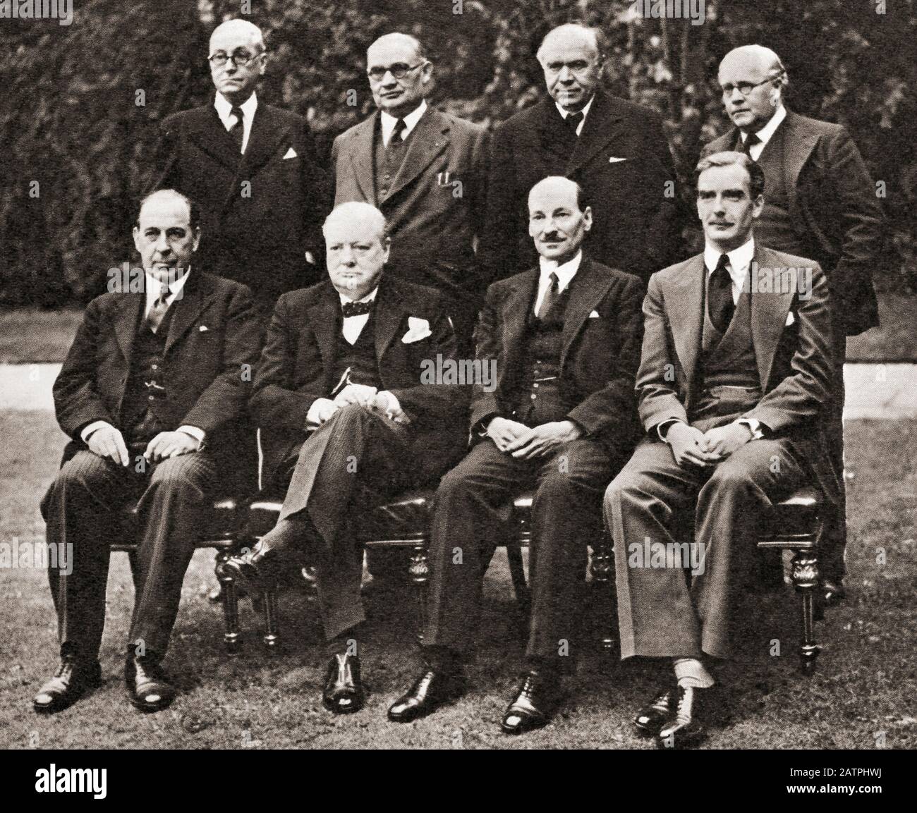 Le Cabinet de guerre de M. Churchill au printemps 1941. Rangée arrière, de gauche à droite, M. Arthur Greenwood, ministre sans portefeuille, M. Ernest Bevin, ministre du travail, Lord Beaverbrook, ministre de la production aéronautique, Sir Kingsley Wood, chancelier de l'Échiquier. Rangée avant, de gauche à droite, sir John Anderson, Lord President of the Council, M. Winston Churchill, premier ministre, M. Clement Attlee, Lord privent Seal, M. Anthony Eden, secrétaire aux Affaires étrangères. Sir Winston Leonard Spencer-Churchill, 1874-1965. Homme politique, homme d'État, officier de l'armée et écrivain britannique, et Premier ministre Banque D'Images