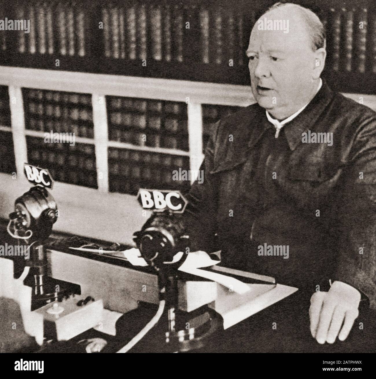 Winston Churchill fait une émission en temps de guerre à partir de 10 Downing Street. Sir Winston Leonard Spencer-Churchill, 1874 – 1965. Homme politique britannique, officier de l'armée, écrivain et deux fois premier ministre du Royaume-Uni. Banque D'Images