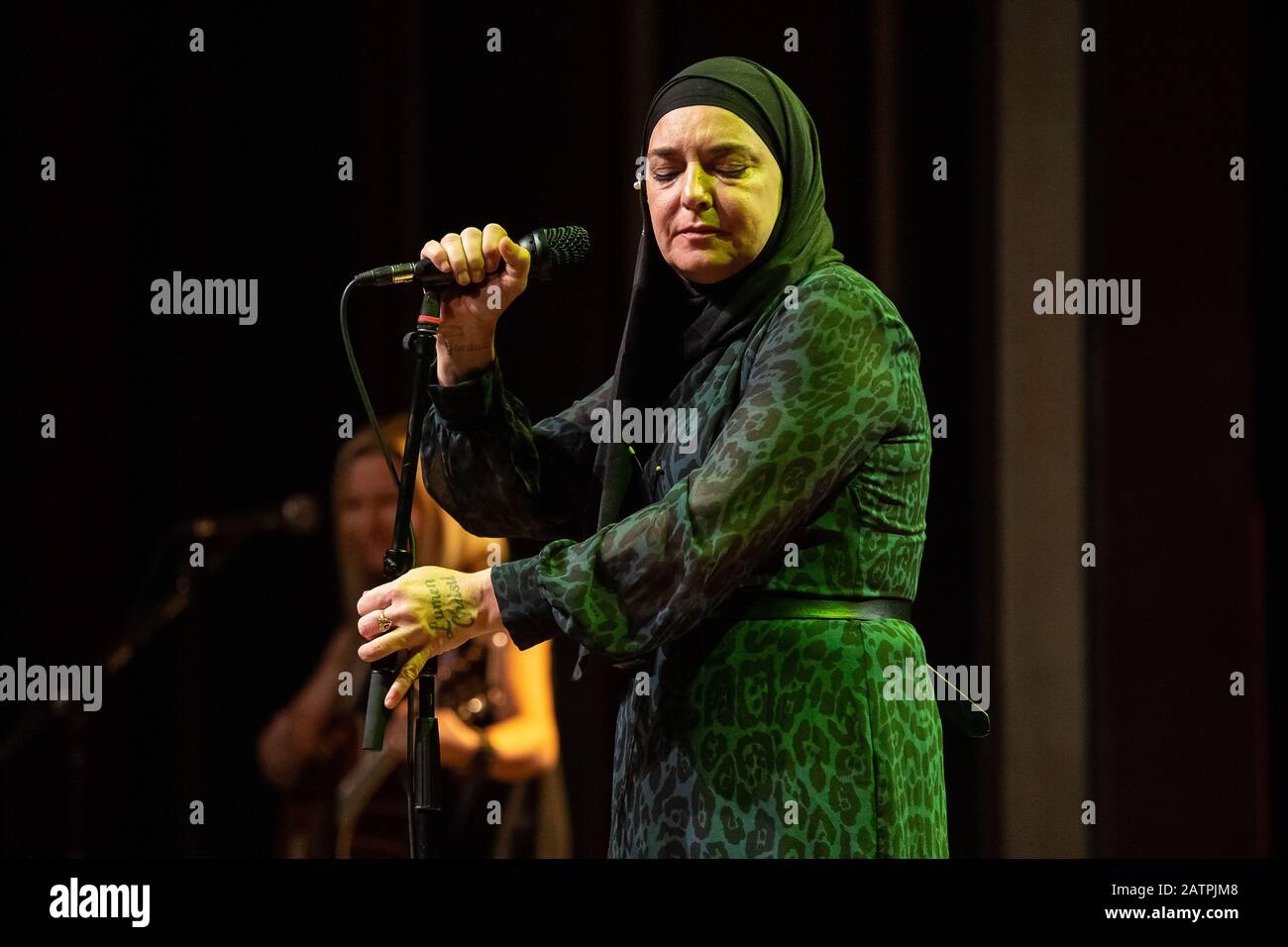 Sinéad O'Connor, auteur-compositeur irlandais, se rend au vogue Theatre de Vancouver, C.-B. le 1 février 2020 Banque D'Images