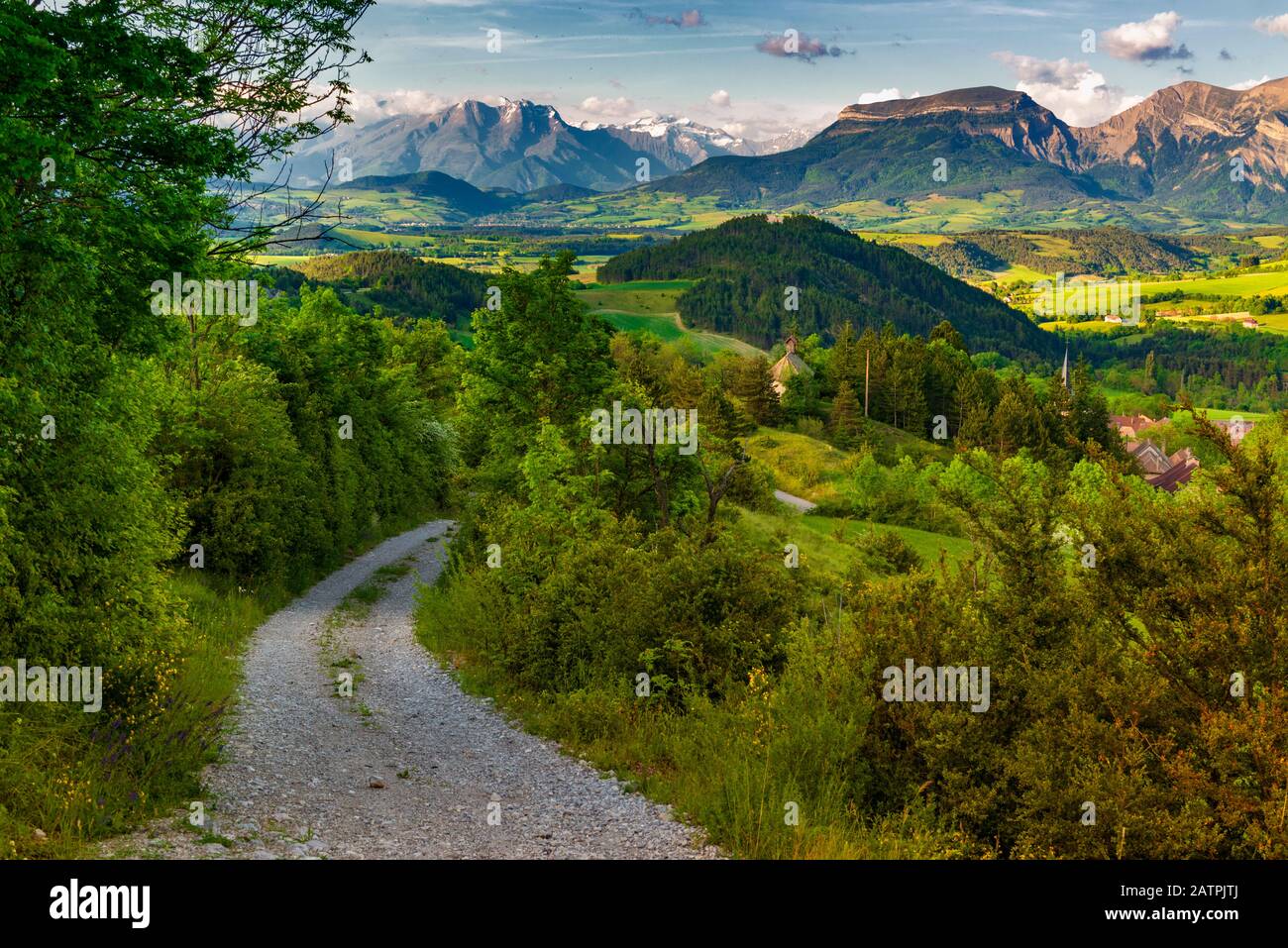 Carte postale de Provence. Vallées ensoleillées et hautes montagnes du sud de la France Banque D'Images