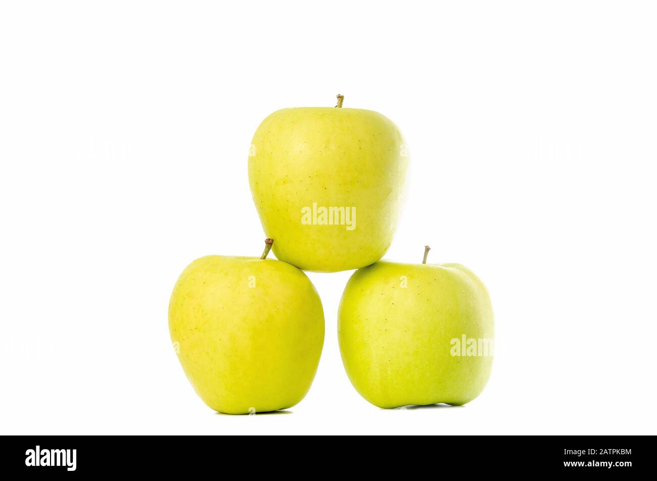 délicieux pommes dorées isolées sur fond blanc Banque D'Images