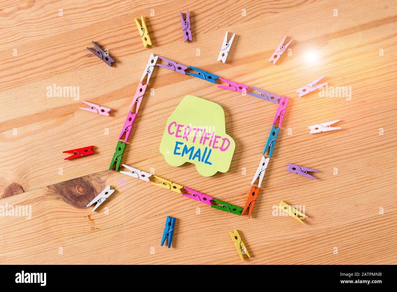 Panneau texte indiquant l'e-mail certifié. E-mail texte photo professionnel dont l'envoi est certifié par un papier de clothspin neutre de Couleur tiers vide rappeler Banque D'Images