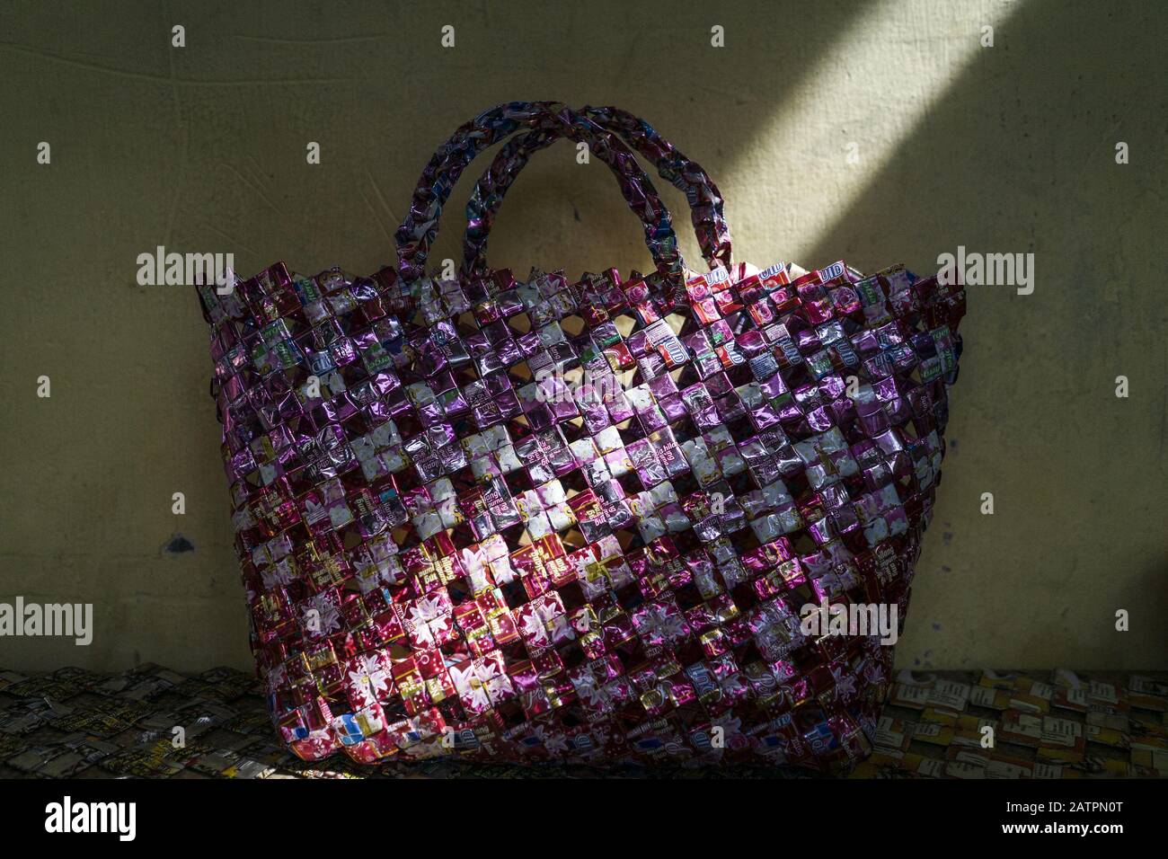 Aceh Du Nord, Aceh, Indonésie. 4 février 2020. Un sac d'artisanat prêt à être vendu.Raihanul Ulfa, 24 ans, fabrique des sacs d'artisanat à sa maison à partir de déchets d'emballage en plastique collectés dans des étals et un certain nombre de décharges. La fabrication de sacs d'artisanat a été commencée au cours des deux dernières années pour compléter l'économie. Crédit: Zikri Maulana/Sopa Images/Zuma Wire/Alay Live News Banque D'Images