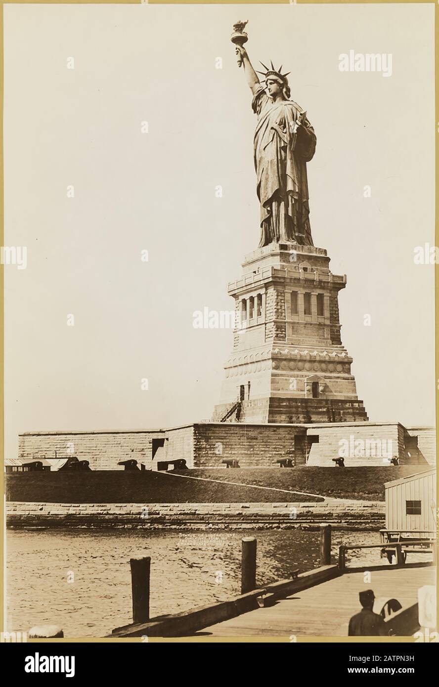 Statue de la liberté depuis le quai de ferry de New York en 1890 Banque D'Images