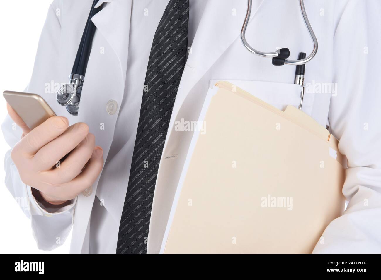Gros plan d'un médecin tenant son téléphone portable dans une main et dossiers de dossier sous son autre bras. L'homme n'est pas reconnaissable. Banque D'Images