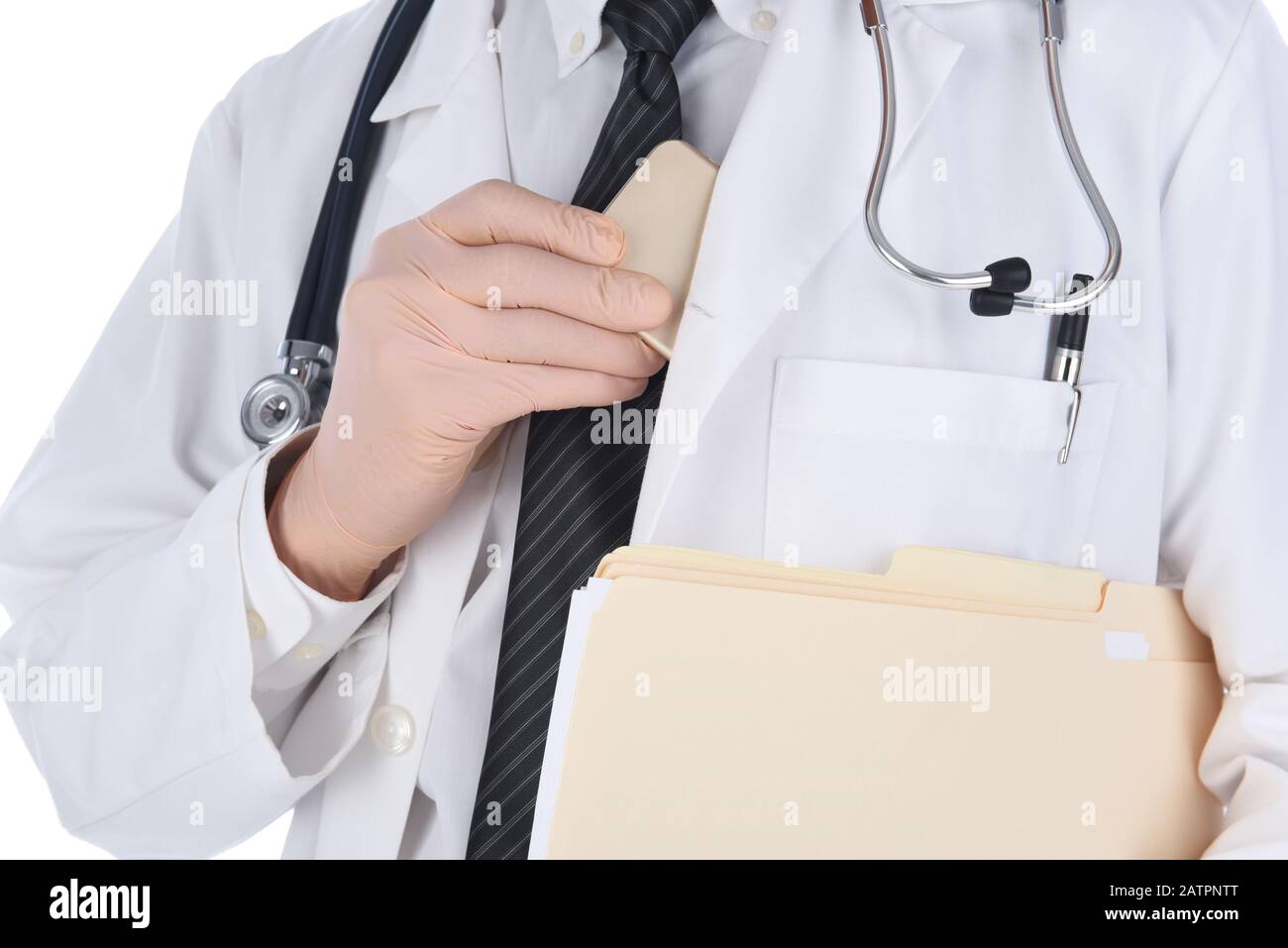Gros plan d'un médecin plaçant son téléphone cellulaire dans ses blouses de laboratoire à l'intérieur de la poche. L'homme tient des fichiers sous son autre bras et est imreconnaissable. Banque D'Images
