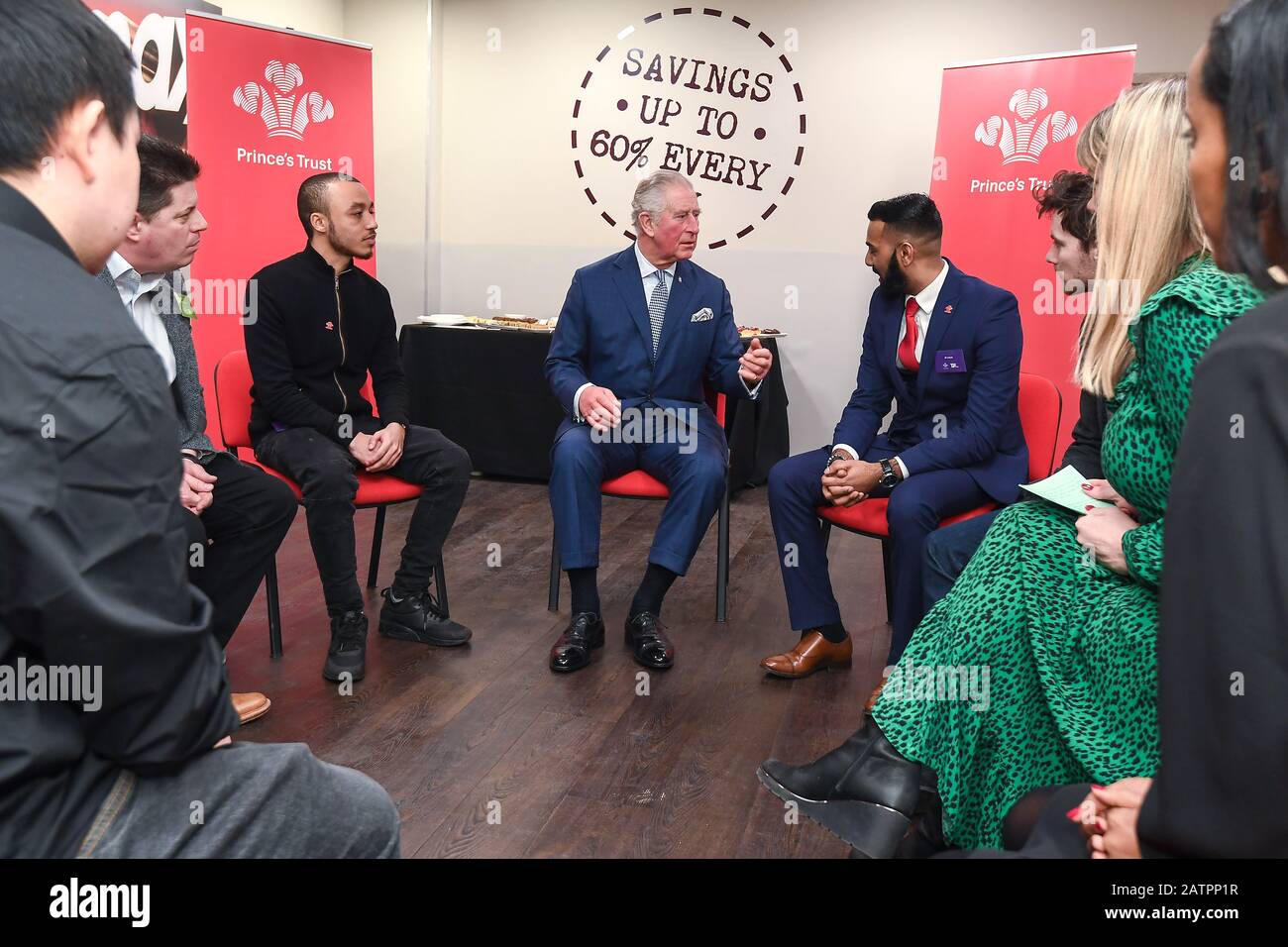 Le Prince de Galles rencontre des employés qui sont des anciens de Prince's Trust et se joint à une discussion avec les jeunes pour entendre parler des défis qu'ils ont relevés pour obtenir un emploi stable, lors d'une visite au magasin TK Maxx de Tooting High Street, Londres. Photo PA. Date De L'Image: Mardi 4 Février 2020. Voir l'histoire de PA ROYAL Charles. Crédit photo devrait lire: Jeff Spicer/PA Fil Banque D'Images