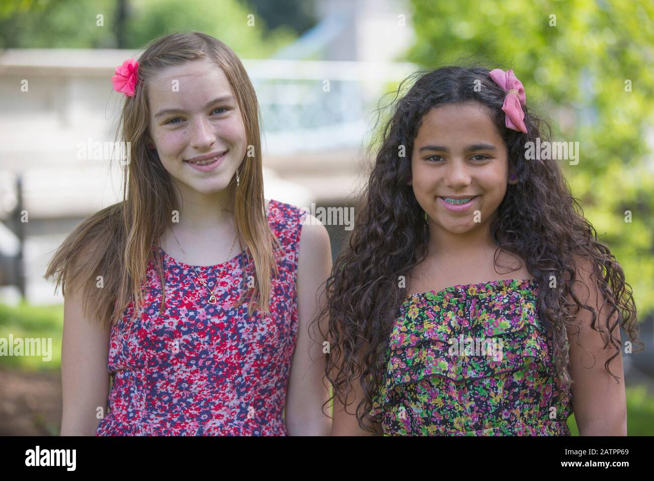 Portrait de deux filles portant des vêtements colorés et des accessoires pour cheveux Banque D'Images