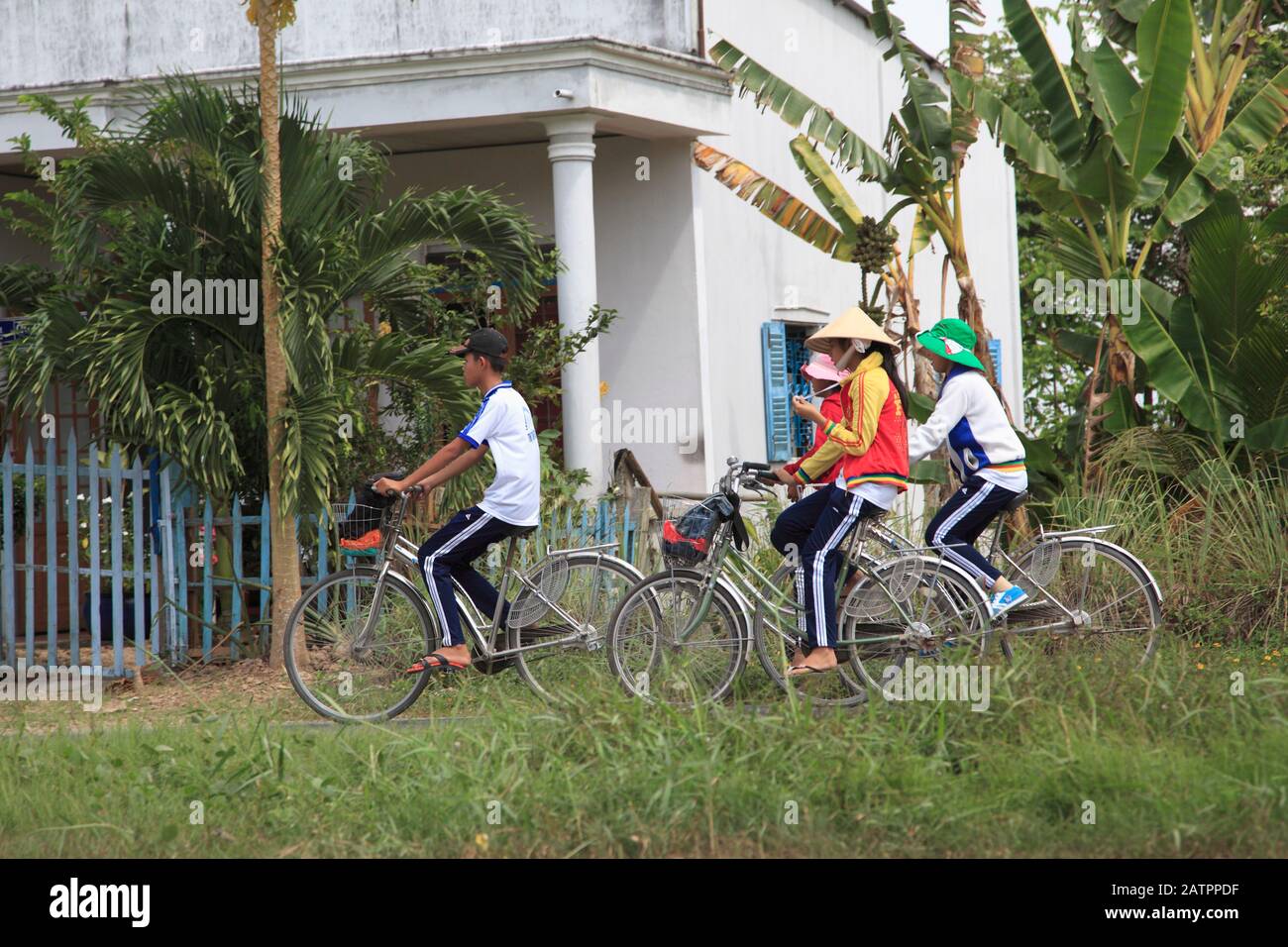 Enfants D'École En Vélo, Tam Binh, Delta Du Mékong, Vinh Long Province, Vietnam, Asie Du Sud-Est, Asie Banque D'Images