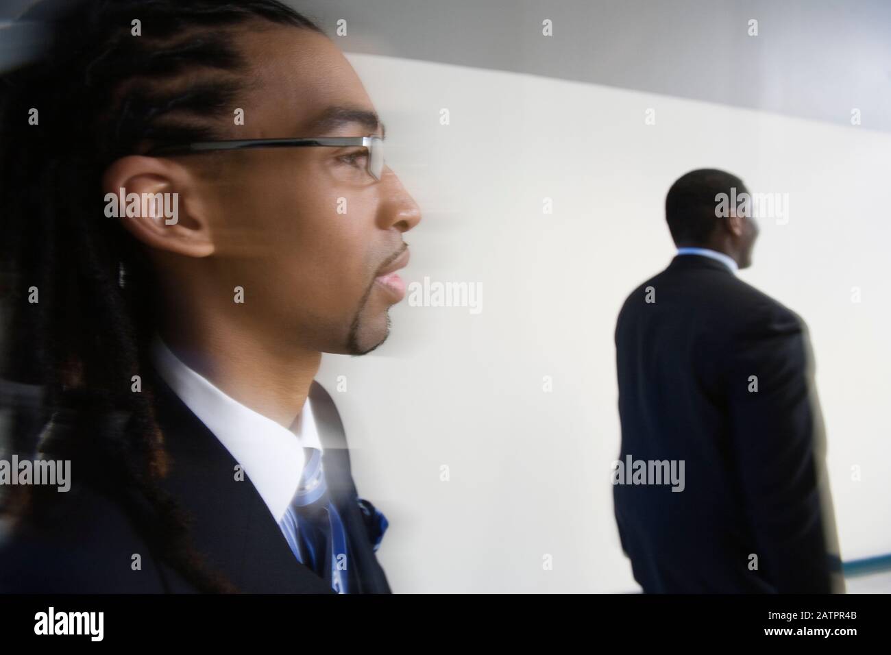 Homme marche couloir profil Banque de photographies et d’images à haute ...