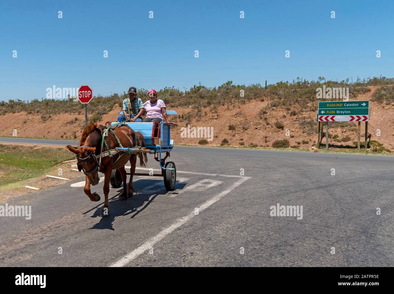Genadendal, Overberg, Cap Occidental, Afrique Du Sud. Couple se dirigeant en ville sur leur cheval et chariot Banque D'Images