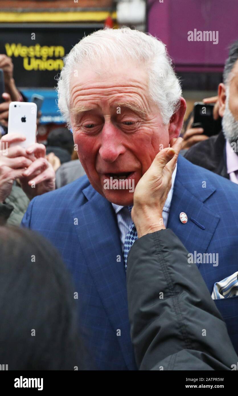 Le Prince de Galles est accueilli par des membres du public alors qu'il quitte un magasin TK Maxx à Tooting High Street, Londres, après avoir rencontré des employés qui sont des anciens de Prince's Trust au magasin. Banque D'Images