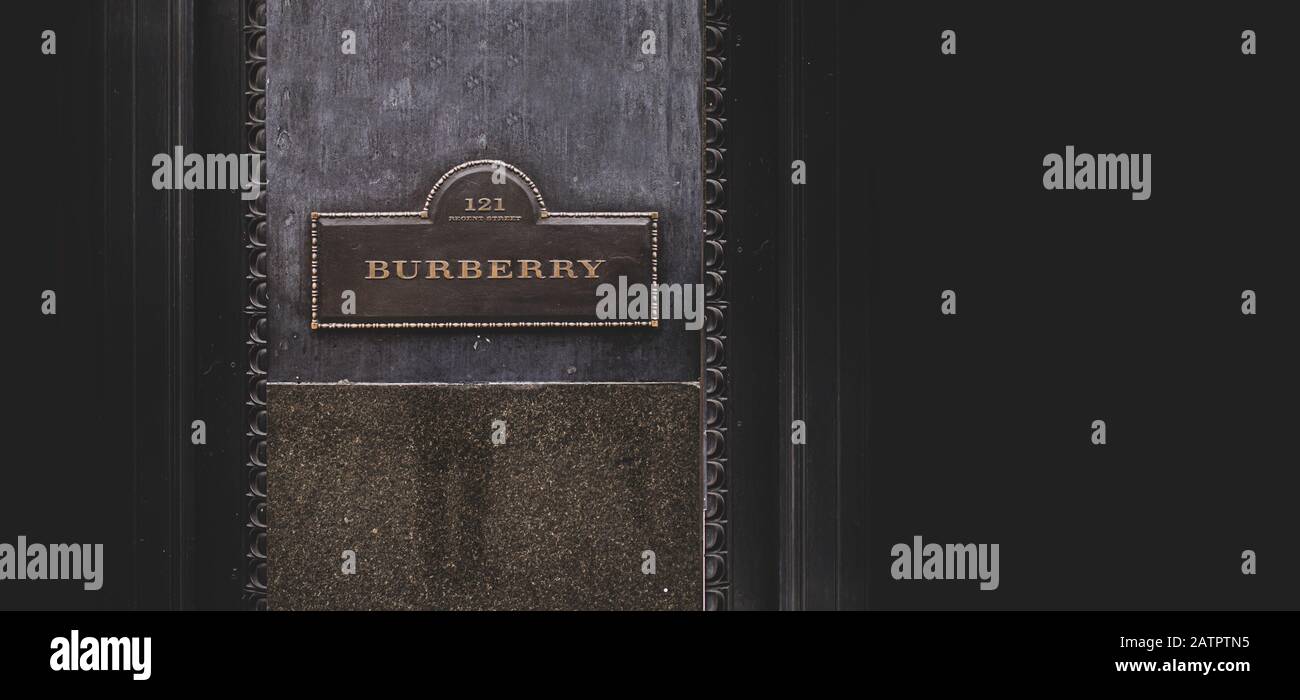 Panneau Burberry à l'extérieur de son Regent St Store de Londres. Burberry est une maison de mode de luxe britannique avec siège social à Londres, en Angleterre. Espace pour copie. Banque D'Images