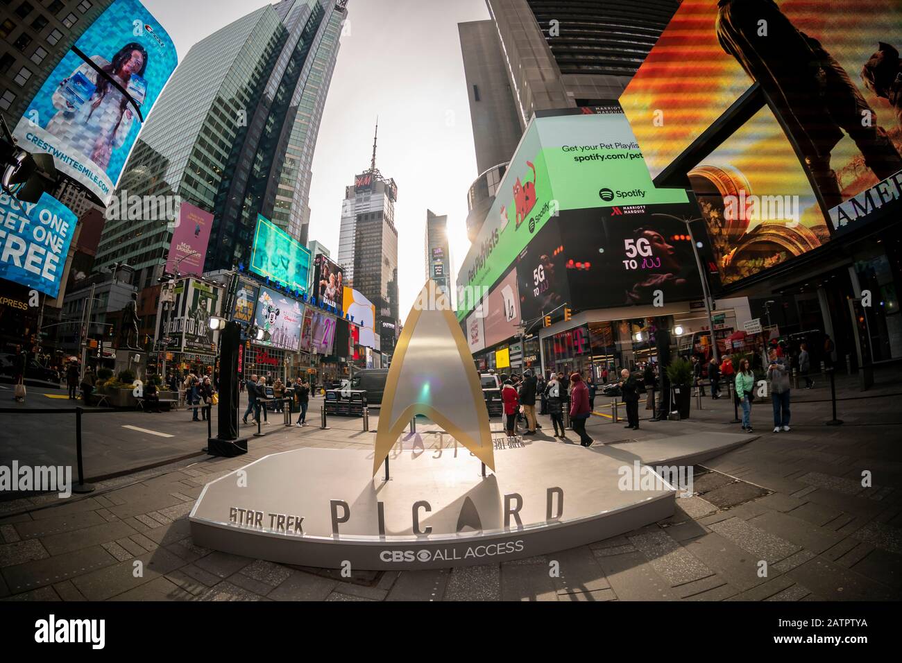 Les visiteurs de Times Square à New York le jeudi 23 janvier 2020 posent pour les photos et s'amusent généralement dans un géant Star Trek Delta lors d'une activation de marque pour le programme "Star Trek: Picard". Le spectacle est créé dès aujourd'hui sur le service de streaming CBS All Access. (© Richard B. Levine) Banque D'Images