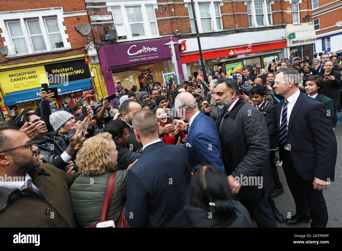 Le Prince de Galles est accueilli par des membres du public alors qu'il quitte un magasin TK Maxx à Tooting High Street, Londres, après avoir rencontré des employés qui sont des anciens de Prince's Trust au magasin. Banque D'Images