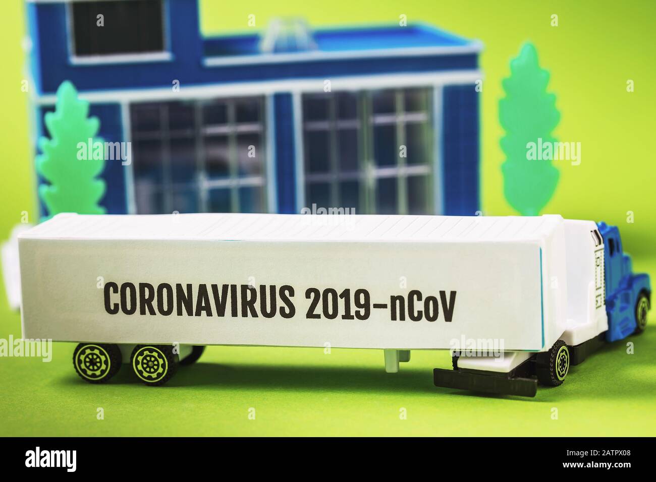 Bande-annonce avec les mots coronavirus. Le concept de propagation du virus 2019-nCoV pendant le transport de marchandises entre pays Banque D'Images