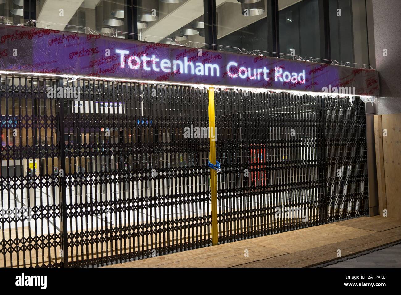 Nouvelle entrée Crossrail de Tottenham court Road qui est fermée en raison de retards dans les travaux de construction. Londres Banque D'Images