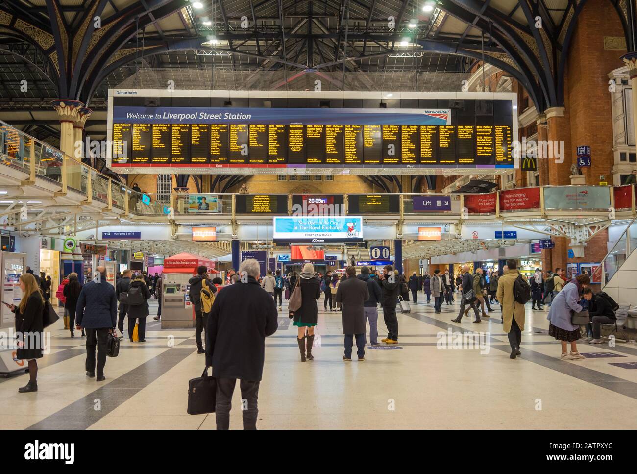 Gare de Liverpool Street juste avant l'heure de pointe en regardant le départ. Banque D'Images