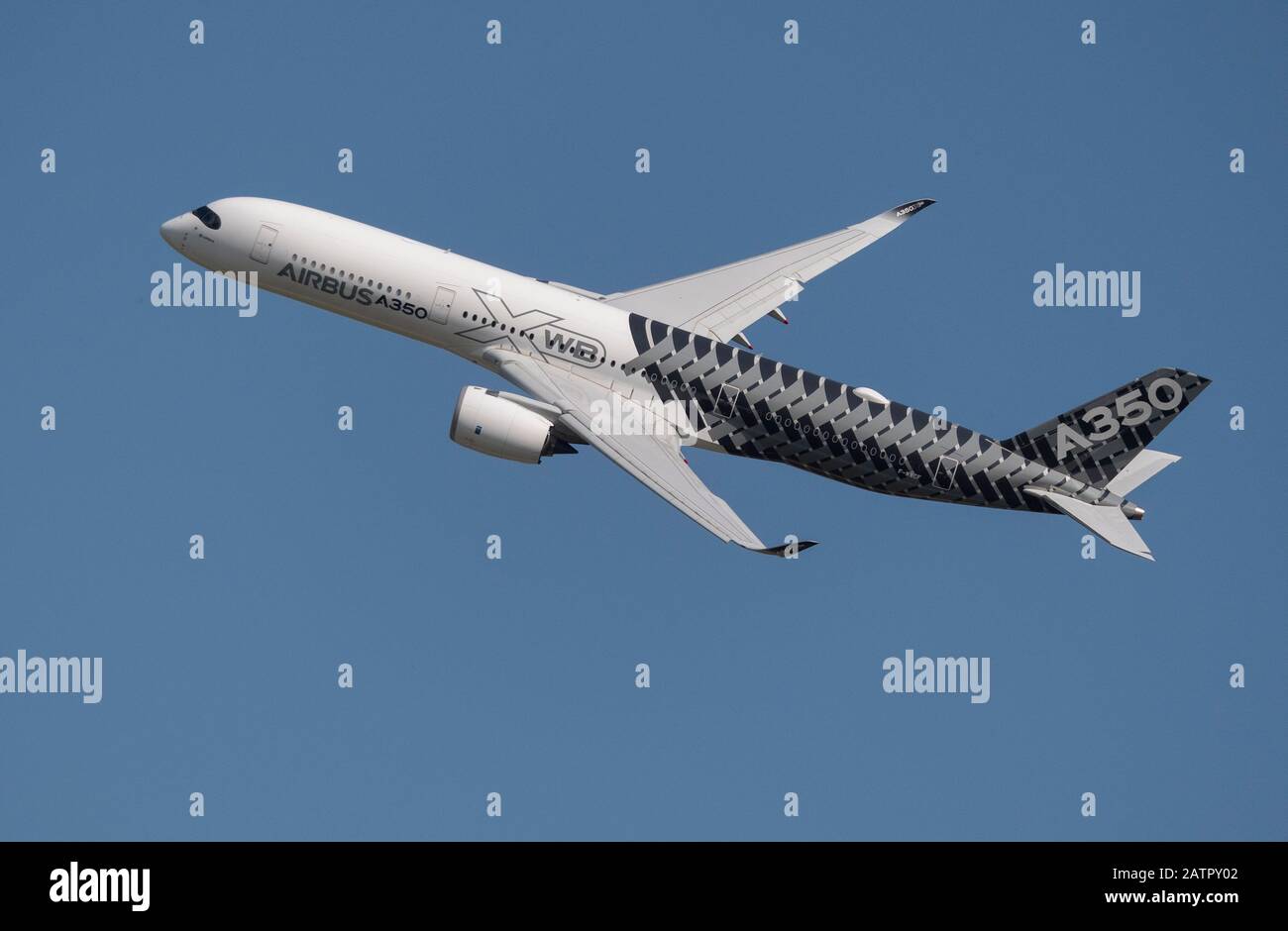 La Russie Moscou Zhukovsky Airfield 31 Août 2019 : Avion de ligne Airbus A350 dans le vol de démonstration de l'aéronautique MAKS- salon international Banque D'Images