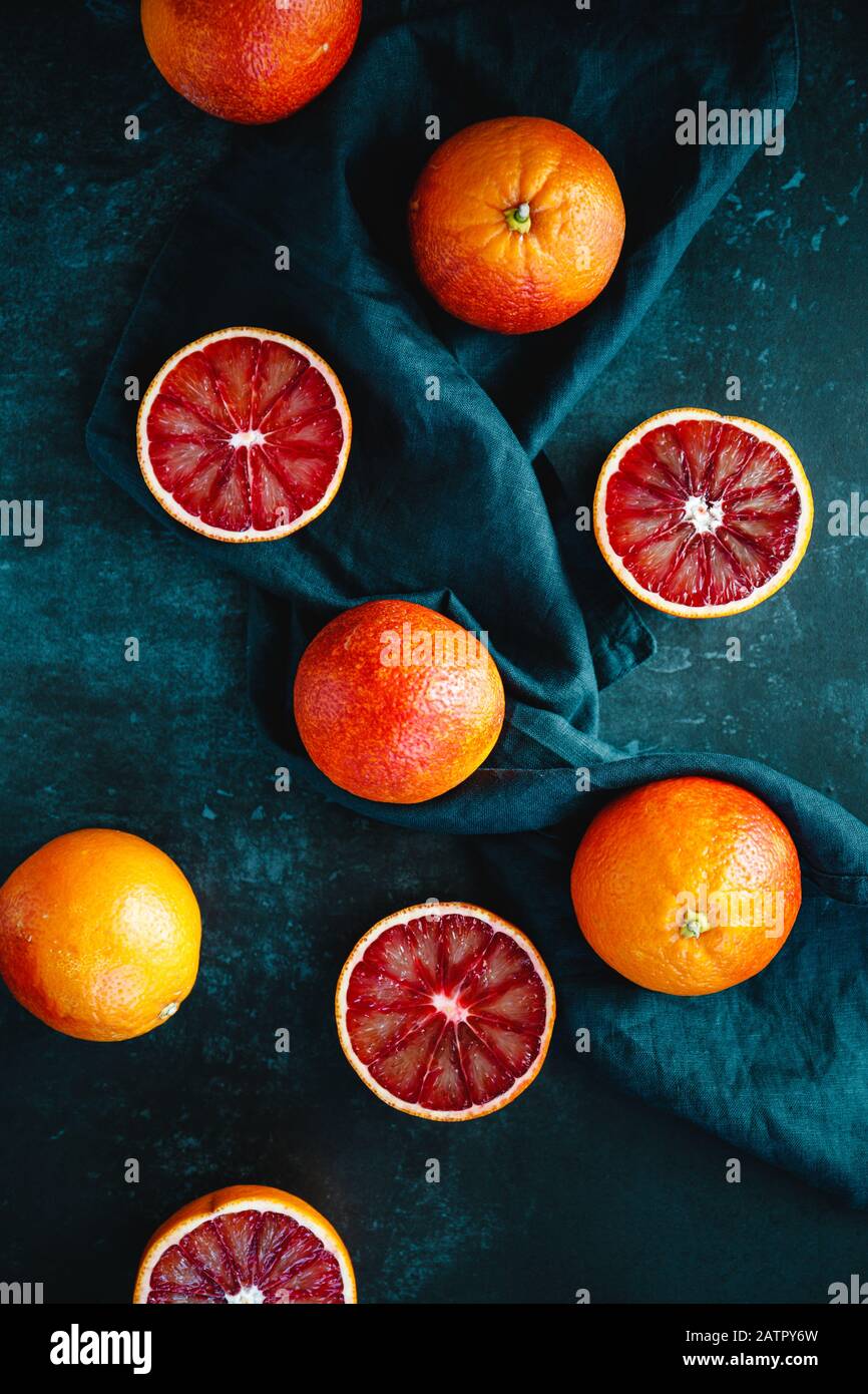 Plat posez la composition des aliments avec des oranges de sang sur un fond bleu foncé. Banque D'Images