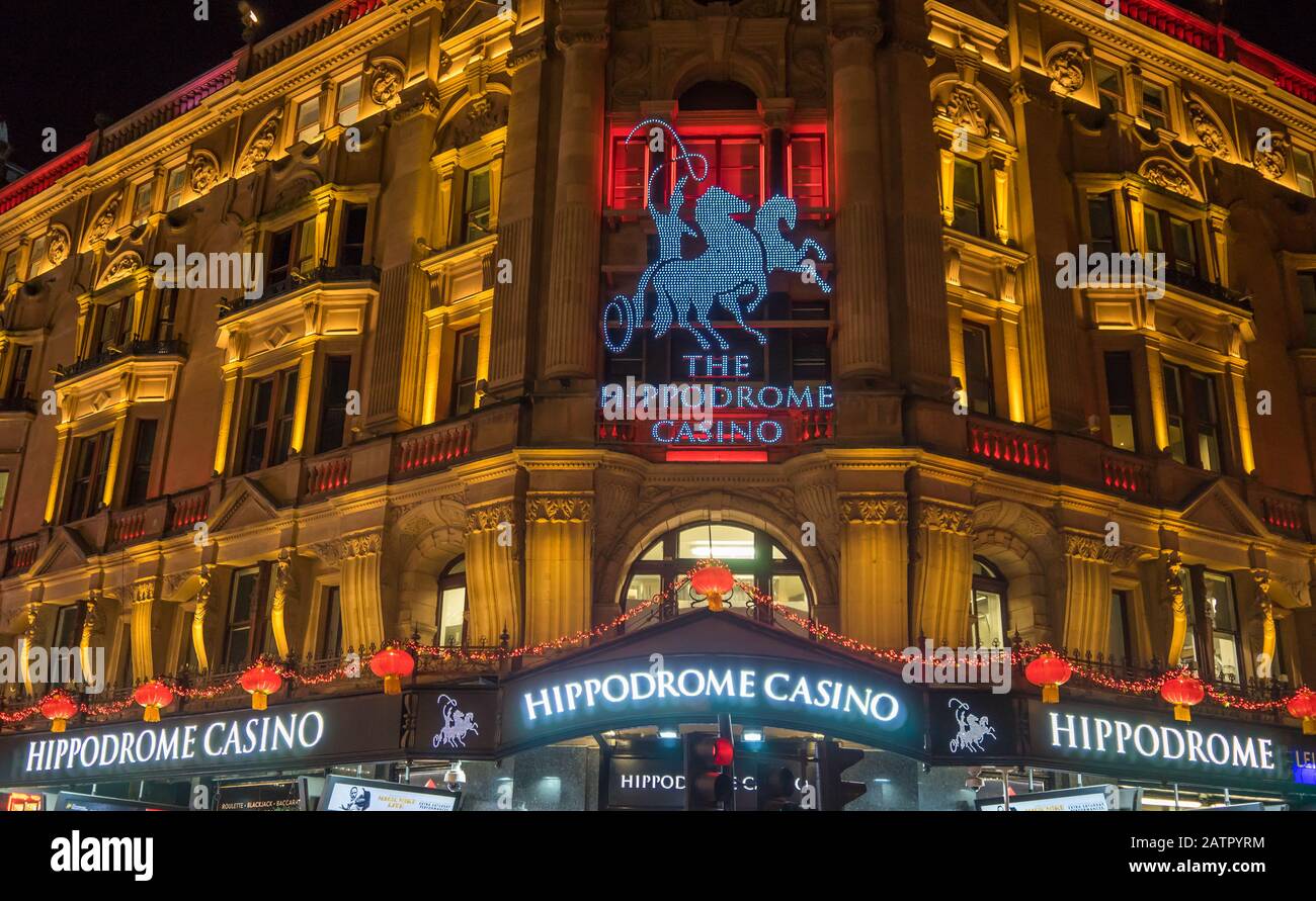 Le Casino Hippodrome de Leicester Square à Londres s'est éclairé la nuit par des lumières blanches et rouges Banque D'Images