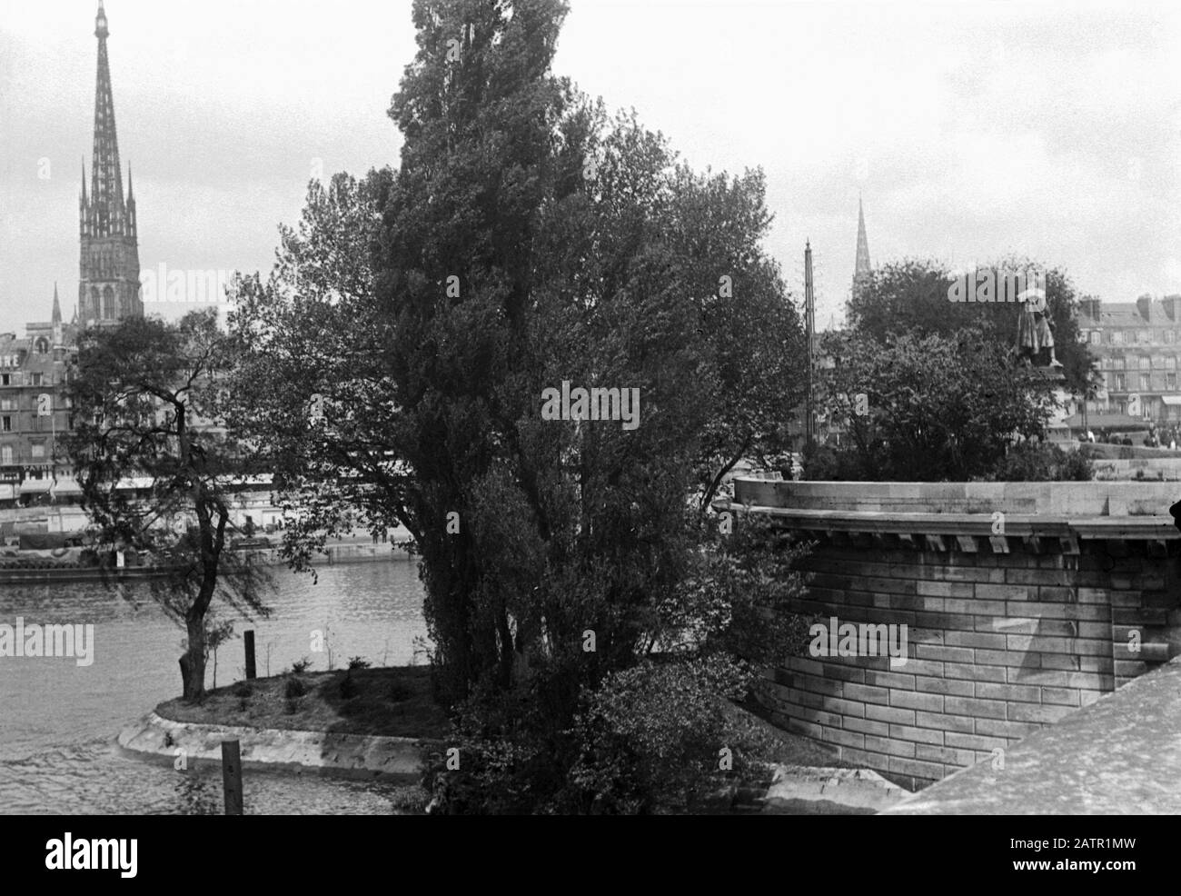 AJAXNETPHOTO.1905 (ENV.).ROUEN, FRANCE. - VUE SUR LA SEINE VERS LA VILLE; PREMIER PLAN, PONT PIERRE CORNEILLE ET L'EXTRÉMITÉ NORD-OUEST DE L'ILE LACROIX. CATHÉDRALE SPIRE VISIBLE À GAUCHE. ROUEN AVANT LA PREMIÈRE GUERRE MONDIALE. PHOTO:AJAX BIBLIOTHÈQUE D'IMAGES VINTAGE REF:ROUEN 1905 2 9 Banque D'Images