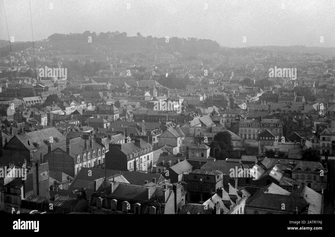 AJAXNETPHOTO.1905 (ENV.).ROUEN, FRANCE. - UNE VUE SUR LES TOITS DE LA VILLE DONNANT SUR LE NORD-EST. PHOTO:AJAX BIBLIOTHÈQUE D'IMAGES VINTAGE REF:ROUEN 1905 56 Banque D'Images