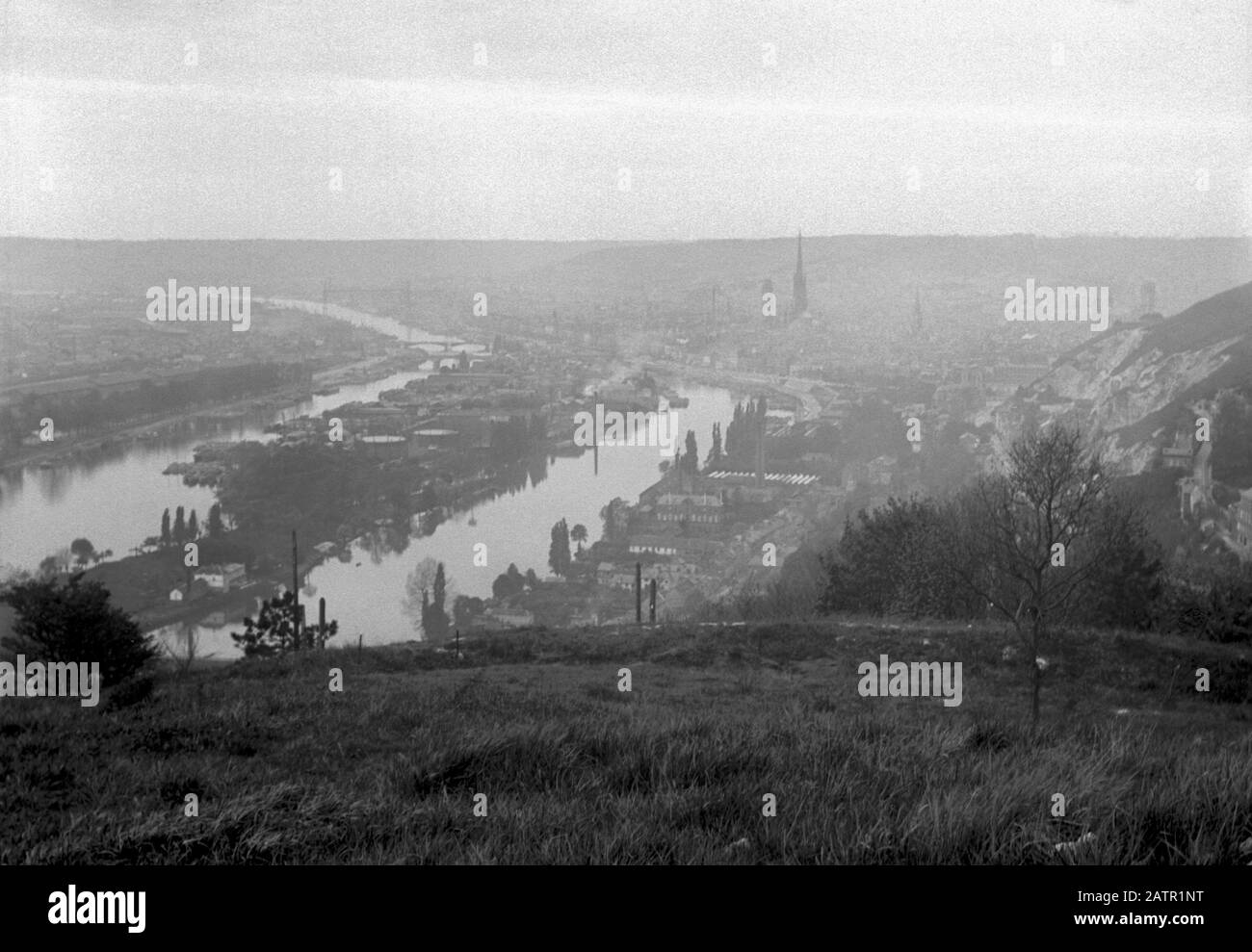 AJAXNETPHOTO.1905 (ENV.).ROUEN, FRANCE. - VUE SUR LA VILLE, LA SEINE ET L'ILE LACROIX DEPUIS LE SOMMET DE LA COLLINE SAINTE CATHERINE, MAINTENANT (XXIE SIÈCLE) REPAYSAGÉ POUR INCLURE LE PANORAMA DE LA CÔTE SAINTE CATHERINE SUR LA ROUTE  . PHOTO:AJAX BIBLIOTHÈQUE D'IMAGES VINTAGE REF:ROUEN 1905 56 Banque D'Images