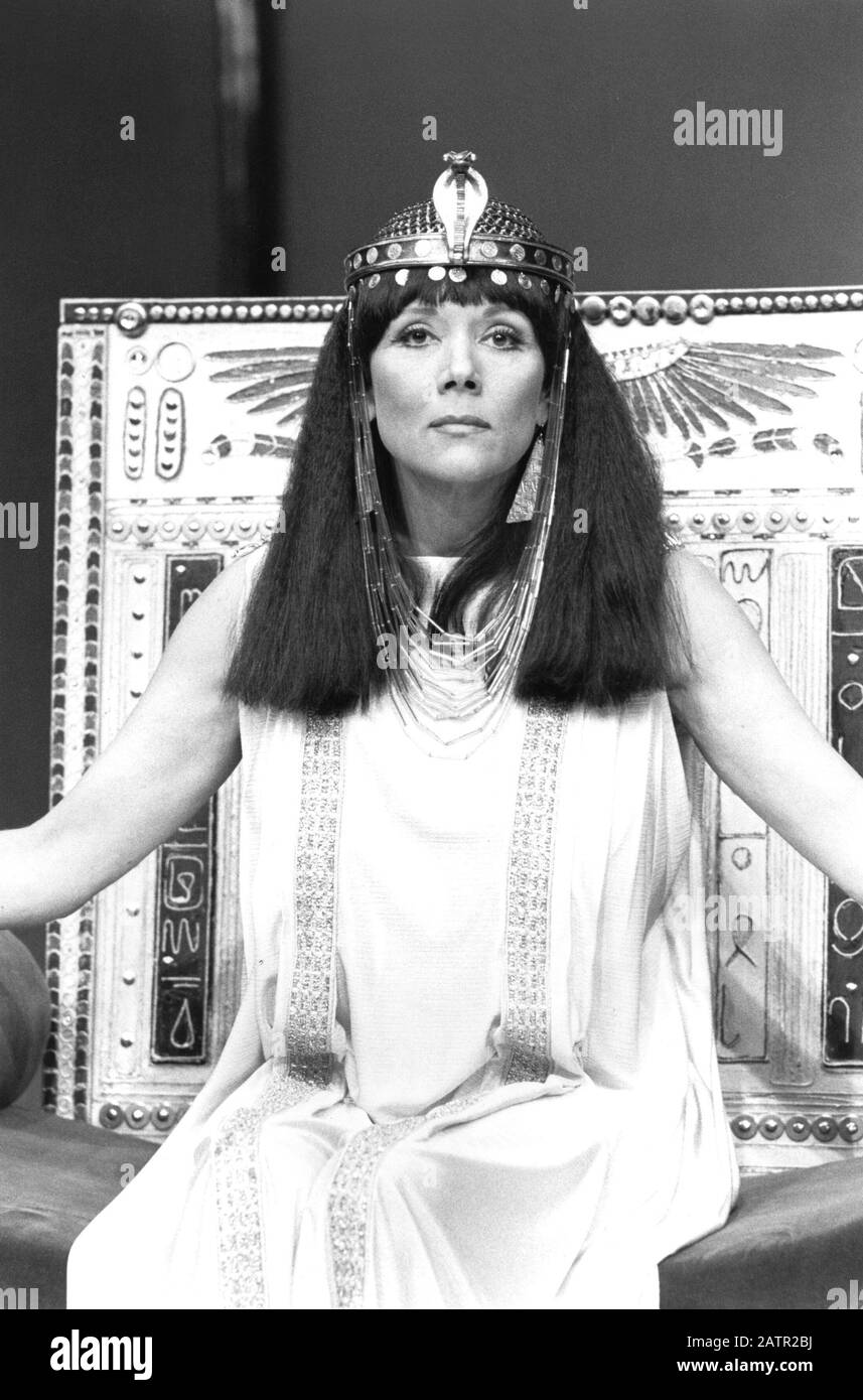 Diana Rigg (Cleopatra) à ANTONY ET CLEOPATRA de Shakespeare dirigée par Robin Phillips au Chichester Festival Theatre, Angleterre, en 1985. Dame Enid Diana Elizabeth Rigg, Née Doncaster 1938. Actrice anglaise de scène, de cinéma et de télévision. Fait un CBE en 1988 et un DBE en 1994. Banque D'Images