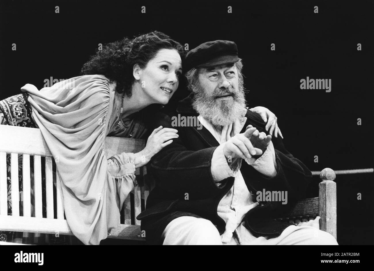 Diana Rigg (Hesione Hushabye), Rex Harrison (capitaine Shotover) dans UNE MAISON DE RUPTURE DE COEUR par G B Shaw dirigé par John Dexter au Théâtre Royal Haymarket, Londres en 1983. Dame Enid Diana Elizabeth Rigg, Née Doncaster 1938. Actrice anglaise de scène, de cinéma et de télévision. Fait un CBE en 1988 et un DBE en 1994. Rex Harrison, acteur de scène et d'écran anglais, né à Huyton, Lancashire 1908, est mort à Manhattan New York en 1990. Banque D'Images