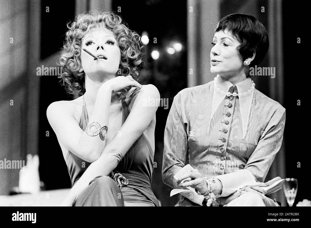 Diana Rigg (Celimene), Gillian Barge (Arsinoe) dans LA MISANTHROPE de Molière dans une nouvelle version anglaise de Tony Harrison mise en scène par John Dexter au National Theatre (NT), The Old Vic, Londres en 1973. Dame Enid Diana Elizabeth Rigg, née Doncaster en 1938. Actrice anglaise de scène, de cinéma et de télévision. A fait un CBE en 1988 et un DBE en 1994. Banque D'Images