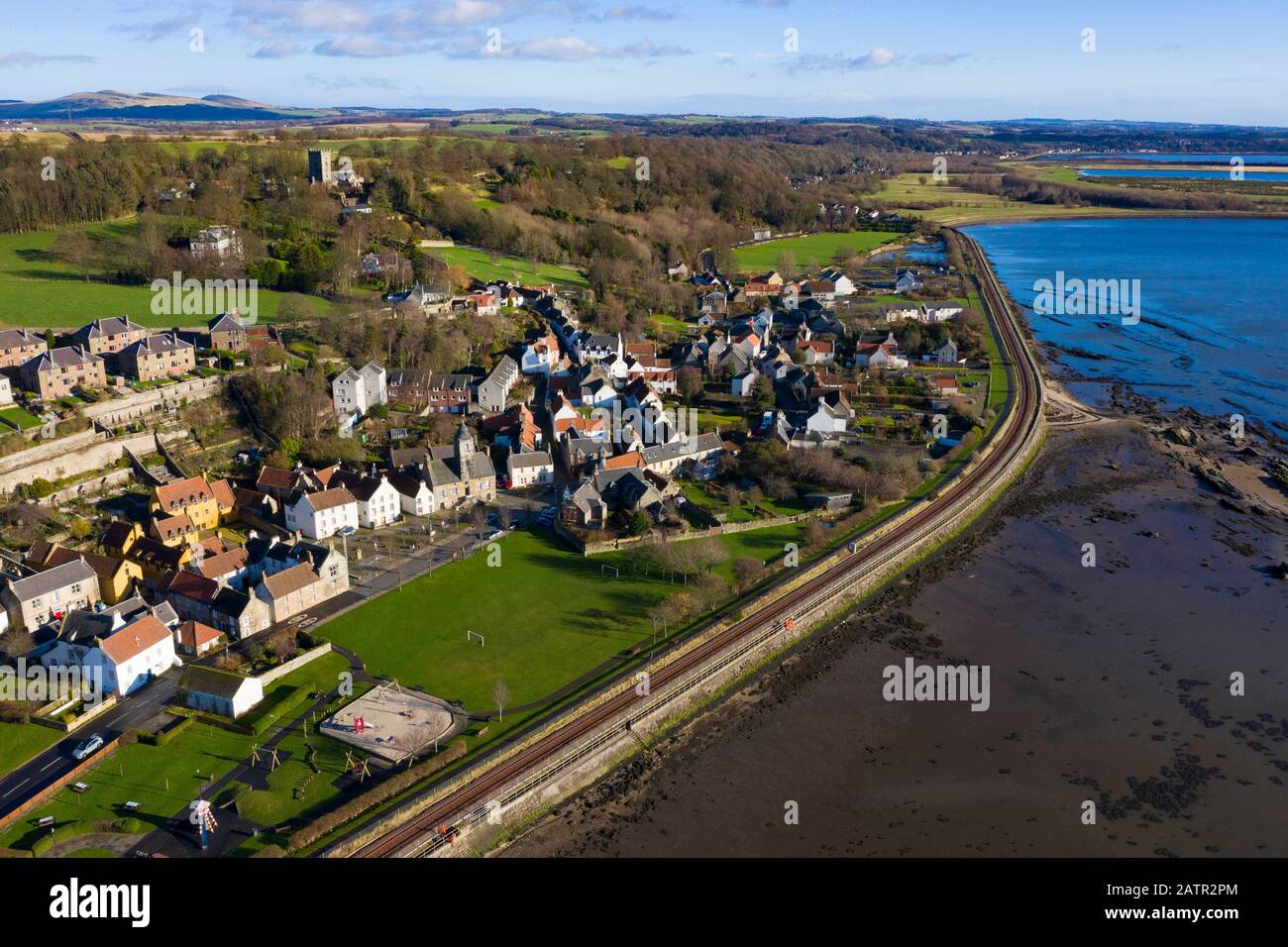 Vue aérienne du village historique de Culross à Fife, en Écosse, au Royaume-Uni Banque D'Images